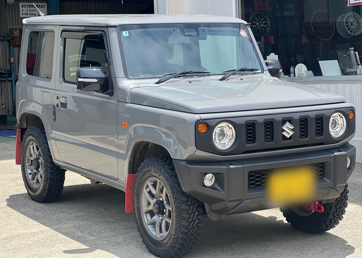 tg_takatsu's tweet photo. スズキ ジムニーに #GEOLANDAR #MT #G003 を装着‼️
ヨコハマの本格オフロードタイヤ‼️
この無骨でマッシブなタイヤがジムニーの見た目をよりオフロードな姿に変えてくれますね😆 https://t.co/6M7Cidkwuy