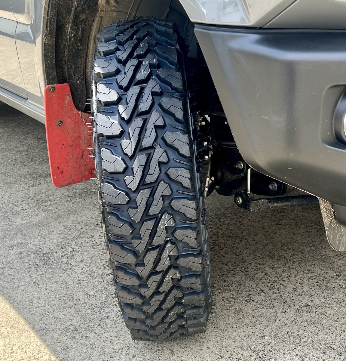 tg_takatsu's tweet photo. スズキ ジムニーに #GEOLANDAR #MT #G003 を装着‼️
ヨコハマの本格オフロードタイヤ‼️
この無骨でマッシブなタイヤがジムニーの見た目をよりオフロードな姿に変えてくれますね😆 https://t.co/6M7Cidkwuy