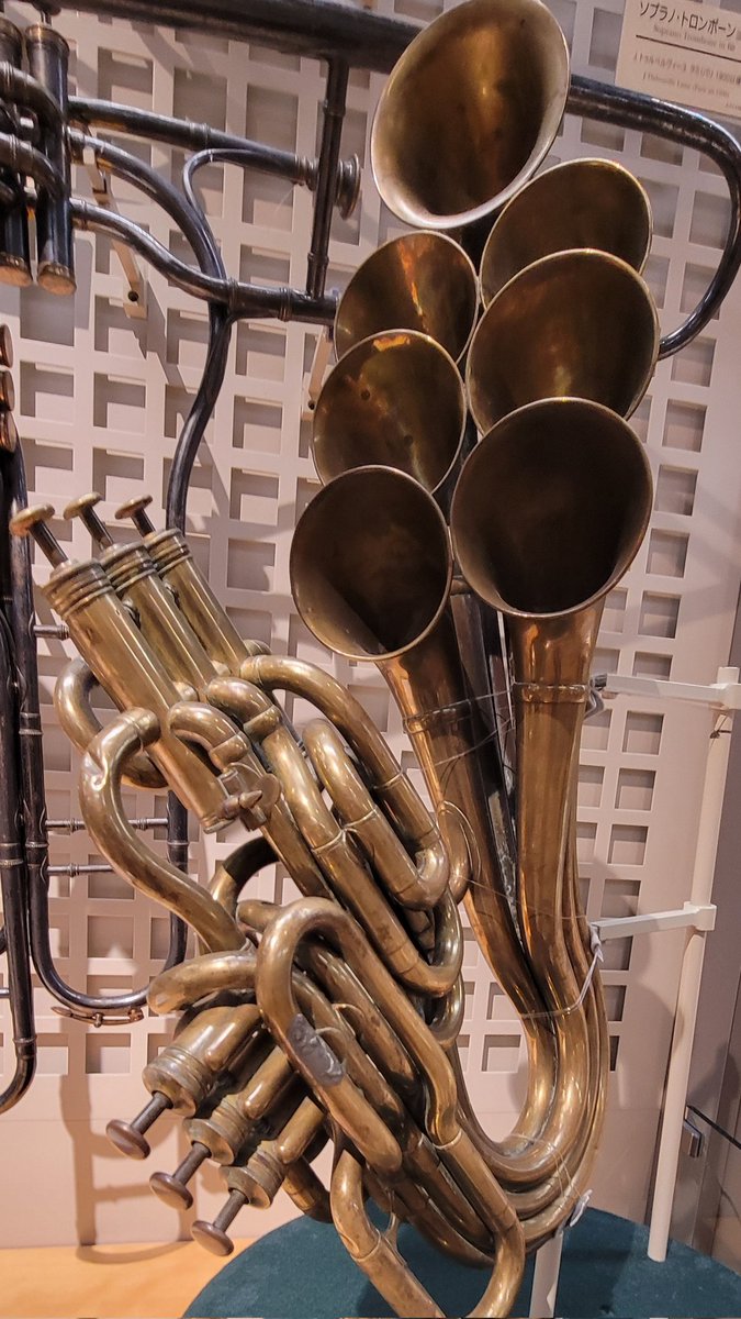 Innocentarou's tweet photo. 異形のバケモンみたいな見た目をしたヨーロッパの謎楽器すき

#浜松市楽器博物館 https://t.co/hoVCVr155V