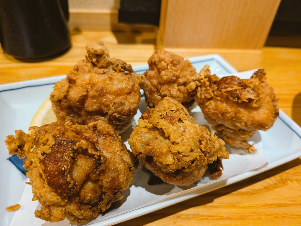axelvrc's tweet photo. 飲み！刺身と唐揚げが美味しい〜 https://t.co/ylIg53FDHv