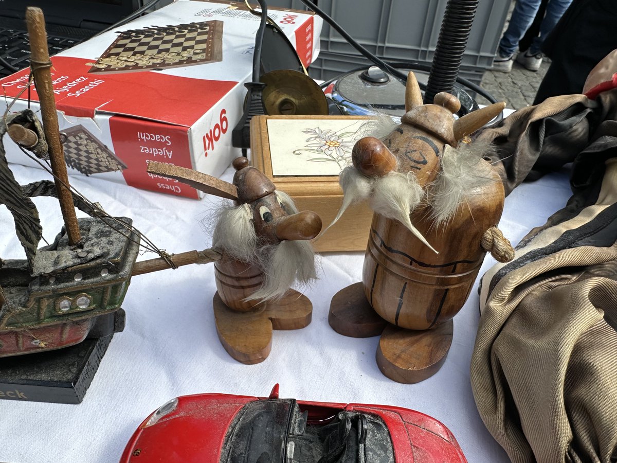 JoachimHesse's tweet photo. Habe sie auf dem #Flohmarkt erkannt, obwohl sie sie sich als Holzköpfe getarnt hatten: #Asterix und #Obelix. 😍 https://t.co/4b2kQvHPWT