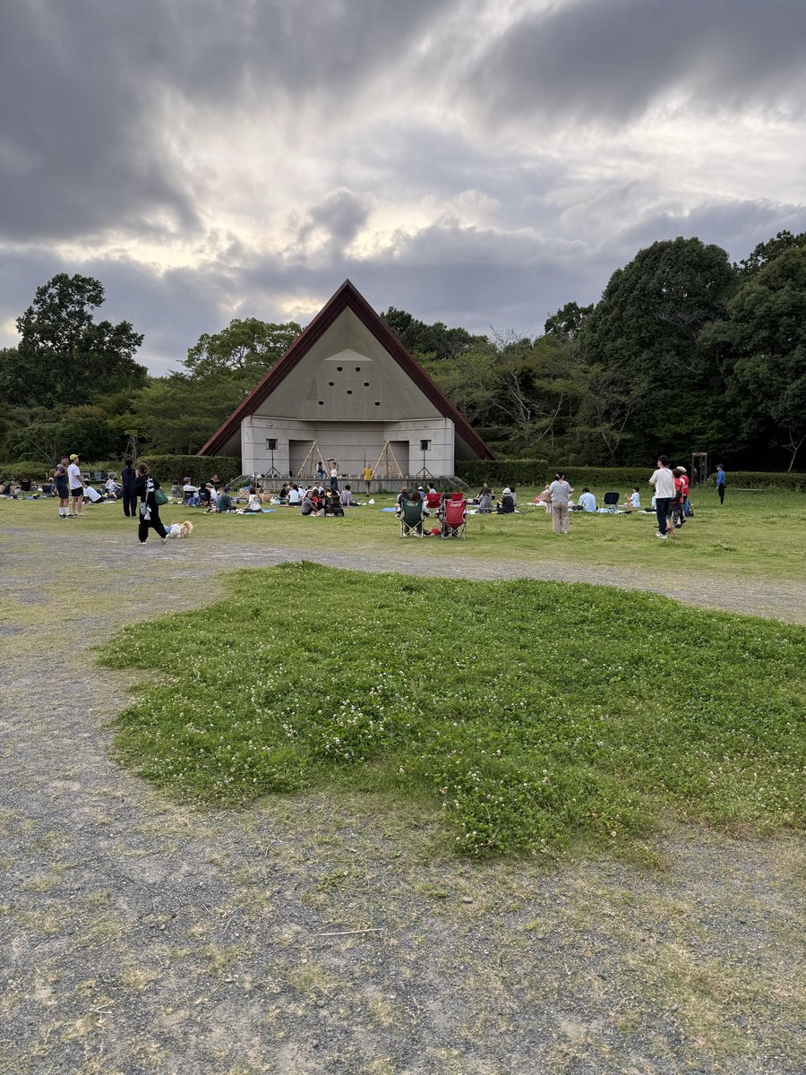 32tsuki's tweet photo. 今日は自宅近くの公園で星祭りというイベントを行っていたので、お酒を片手に見に来てました😄

今の自宅に引っ越して3年過ぎましたが仕事が忙しく、地元のイベントに全く参加したことがなかったので、とても新鮮です

久しぶりにゆっくりした時間を過ごしてます😄 https://t.co/AnMw4FVsbr