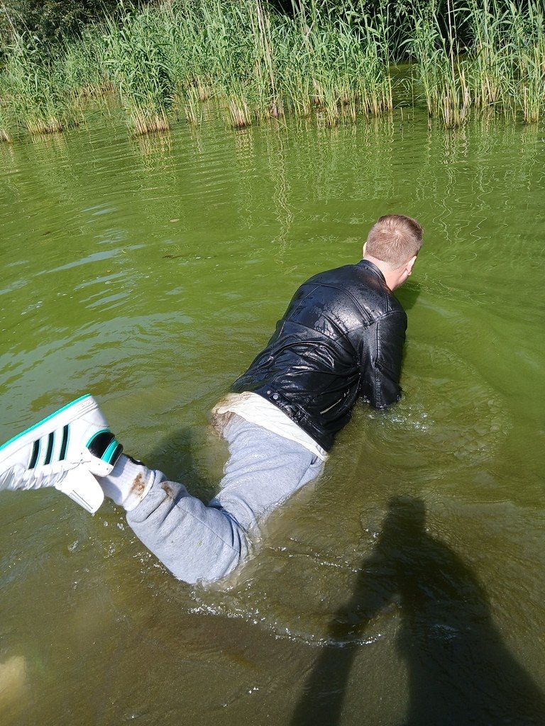 NickWetlook's tweet photo. Cooling off in the river🙃😜 #cooloff #wet #swimmingfullyclothed #klamottenbaden #wetfun ##nickwetlook #wetclothes #Havel https://t.co/pV5kNxPYr1