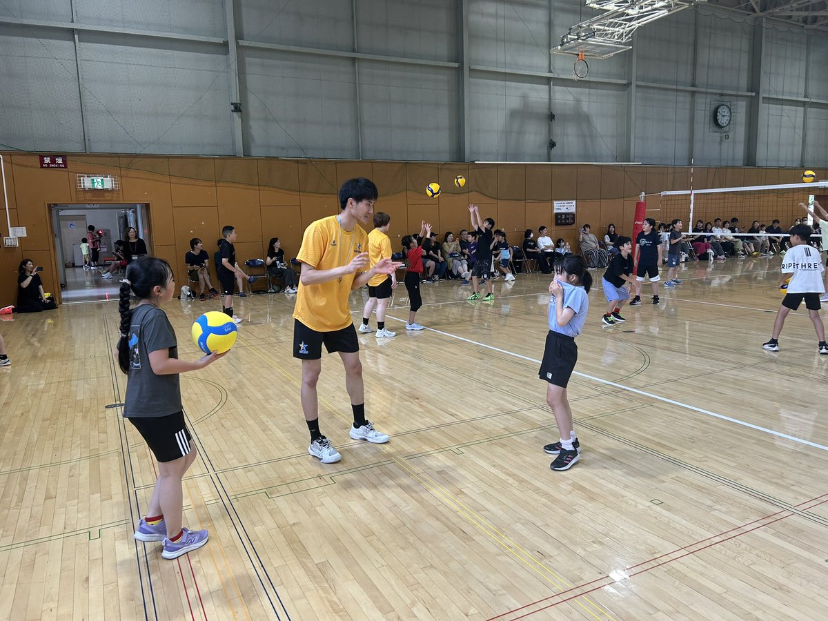 yellowstars_vb's tweet photo. ／
江別市バレーボール教室🌟
＼

包括連携協定を結ぶ江別市でバレーボール教室🏐

市内のバレーボール少年団3チームに加え、バレーボール未経験の子も含めて総勢80名以上の子どもたちが参加してくれました💪

講師として出口選手、澤口選手、早坂選手、堀内選手、木田コーチ、伊庭マネージャー、高本アナリストの7名が指導にあたりました‼️

ご参加いただいた皆さま、ありがとうございました😊

※掲載許可をいただいた上で掲載しています。

#北海道イエロースターズ #イエスタ