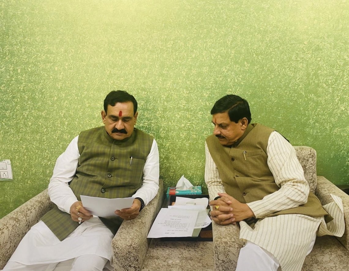 Shubhamshuklamp's tweet photo. जब CM मोहन यादव उज्जैन विधायक थे तब नरोत्तम मिश्रा उज्जैन के प्रभारी मंत्री थे। दोनों के संबंध मधुर रहे हैं

दतिया विधानसभा उपचुनाव के टिकट में ना CM, ना कोई मंत्री, ना प्रदेश अध्यक्ष किसी का ना तो दबाव था ना ही किसी के लिए कोई पैरवी। अंदर से कौन क्या चाह रहे थे से इतर किसी का टिकट कटवा लेना और किसी को टिकट दिलवा देना इस लेवल का मामला ही नहीं था 

आशुतोष तिवारी संघ से हैं। संघ के सर्वे का सबको पता है। संघ के दबाव की भी सबको जानकारी है। दतिया उपचुनाव टिकट वितरण में भी संघ की चली….
