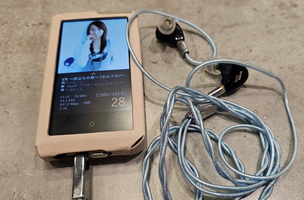 amsmkw's tweet photo. さっき買ったJSHiFiの藍魔を使ってちょっと音質タイム
下川みくに / 9 -Que!!- 下川みくにセルフカバーアルバム
PLENUE R→藍魔→PLENUE X40→mithryl
2.5mm DAPで直刺しで聴くのこれでいいや。割と良い。
PLENUE RのEASE CASEの色はcowhide greywhiteです。割と独特な色よね。
#COWON #JSHiFi #AZLA https://t.co/75hwxcva5D