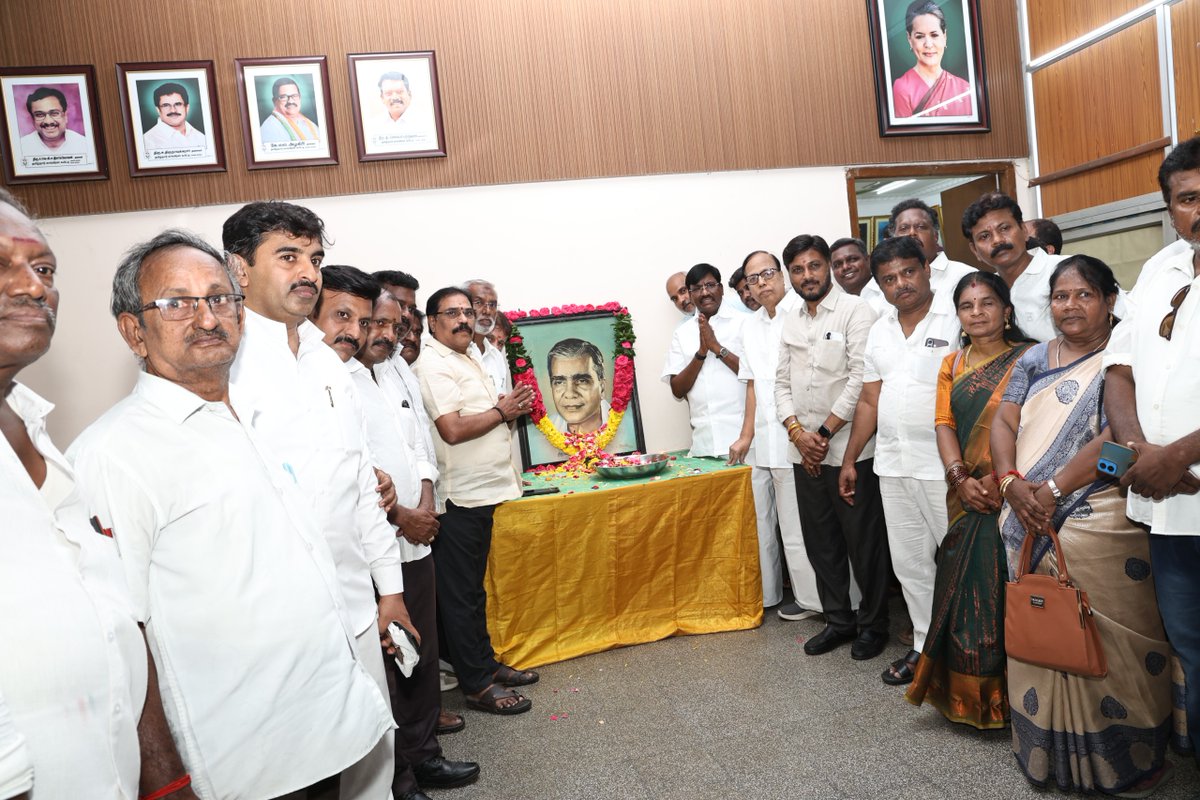 INCTamilNadu's tweet photo. தமிழ்நாடு காங்கிரஸ் முன்னாள் தலைவரும், கேரள மாநில முன்னாள் ஆளுநருமான பேராசிரியர் பா. ராமச்சந்திரன் அவர்களின் 106-வது பிறந்த தினத்தையொட்டி, இன்று சென்னை சத்தியமூர்த்தி பவனில் அவரது திருவுருவப் படத்திற்கு மாண்புமிகு தமிழ்நாடு உயர்கல்வித்துறை அமைச்சர் திரு. பெ. விஸ்வநாதன் அவர்கள் மலர் தூவி மரியாதை செலுத்தினார்.

இந்நிகழ்வில், தமிழ்நாடு காங்கிரஸ் கமிட்டி துணைத் தலைவர் திரு. ஆ. கோபண்ணா, மாநிலப் பொதுச் செயலாளர்கள் திரு. சிரஞ்சீவி, திரு. தணிகாசலம், மாவட்டத் தலைவர் திரு. எம்.எம்.டி.ஏ. கோபி  மற்றும் மாநில, மாவட்ட நிர்வாகிகள், தொண்டர்கள் கலந்து கொண்டனர்