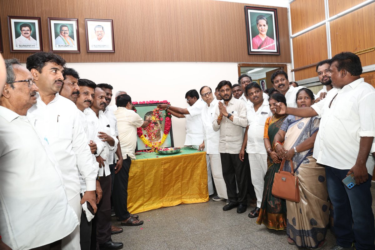INCTamilNadu's tweet photo. தமிழ்நாடு காங்கிரஸ் முன்னாள் தலைவரும், கேரள மாநில முன்னாள் ஆளுநருமான பேராசிரியர் பா. ராமச்சந்திரன் அவர்களின் 106-வது பிறந்த தினத்தையொட்டி, இன்று சென்னை சத்தியமூர்த்தி பவனில் அவரது திருவுருவப் படத்திற்கு மாண்புமிகு தமிழ்நாடு உயர்கல்வித்துறை அமைச்சர் திரு. பெ. விஸ்வநாதன் அவர்கள் மலர் தூவி மரியாதை செலுத்தினார்.

இந்நிகழ்வில், தமிழ்நாடு காங்கிரஸ் கமிட்டி துணைத் தலைவர் திரு. ஆ. கோபண்ணா, மாநிலப் பொதுச் செயலாளர்கள் திரு. சிரஞ்சீவி, திரு. தணிகாசலம், மாவட்டத் தலைவர் திரு. எம்.எம்.டி.ஏ. கோபி  மற்றும் மாநில, மாவட்ட நிர்வாகிகள், தொண்டர்கள் கலந்து கொண்டனர்