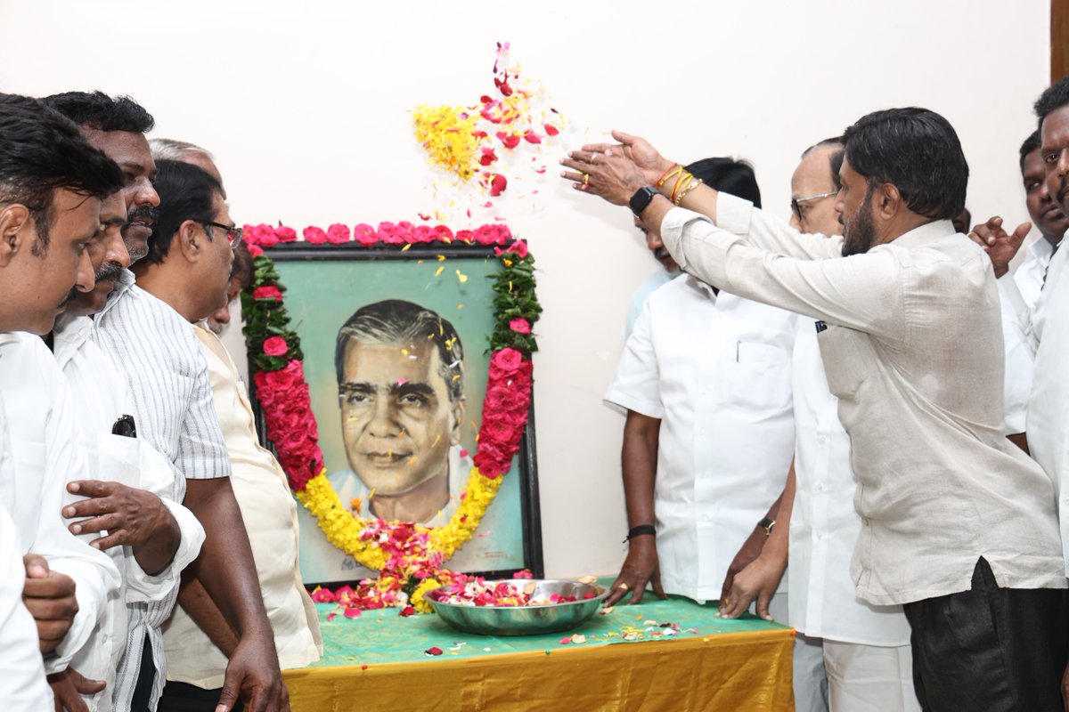 INCTamilNadu's tweet photo. தமிழ்நாடு காங்கிரஸ் முன்னாள் தலைவரும், கேரள மாநில முன்னாள் ஆளுநருமான பேராசிரியர் பா. ராமச்சந்திரன் அவர்களின் 106-வது பிறந்த தினத்தையொட்டி, இன்று சென்னை சத்தியமூர்த்தி பவனில் அவரது திருவுருவப் படத்திற்கு மாண்புமிகு தமிழ்நாடு உயர்கல்வித்துறை அமைச்சர் திரு. பெ. விஸ்வநாதன் அவர்கள் மலர் தூவி மரியாதை செலுத்தினார்.

இந்நிகழ்வில், தமிழ்நாடு காங்கிரஸ் கமிட்டி துணைத் தலைவர் திரு. ஆ. கோபண்ணா, மாநிலப் பொதுச் செயலாளர்கள் திரு. சிரஞ்சீவி, திரு. தணிகாசலம், மாவட்டத் தலைவர் திரு. எம்.எம்.டி.ஏ. கோபி  மற்றும் மாநில, மாவட்ட நிர்வாகிகள், தொண்டர்கள் கலந்து கொண்டனர்