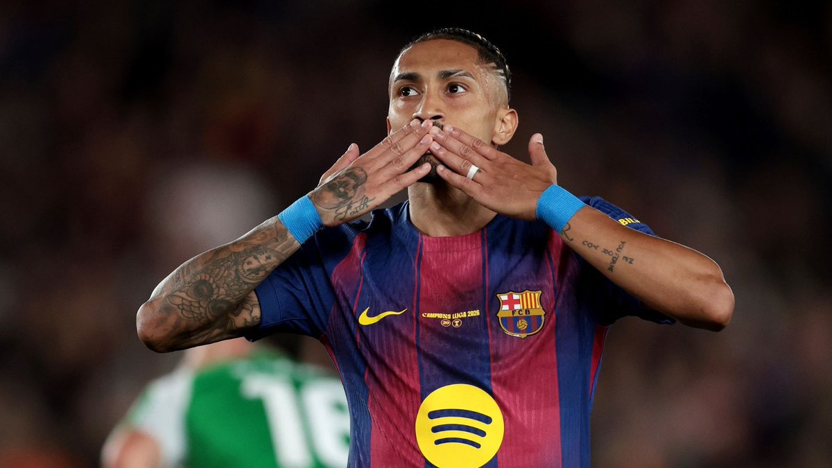 90MinBreaking's tweet photo. 🚨🔵🔴 BREAKING: Raphinha now has a huge decision to make. 👀🇧🇷

🇸🇦 Al Hilal are offering:
💰 €80M+ to Barcelona.
💵 €50M net per season to the player.

Flick wants him to stay, but Barça are prepared to accept whatever decision Raphinha makes.

— Miguel Sanz (@sport) https://t.co/BlGCg34nJi