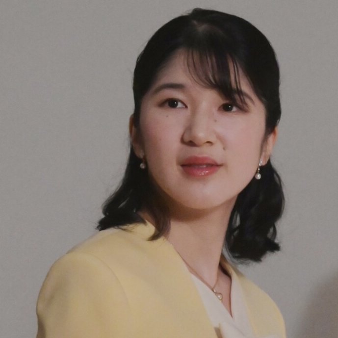 4ti3ti2sp's tweet photo. 史上最悪の法改正で皇室はどうなる❓

皇室典範改正により、
愛子内親王が結婚後も皇族として残り、女性宮家創設が可能になります。

これまでの皇室典範では、たとえ愛子内親王が旧宮家男子と結婚しても、
その時点で皇籍離脱となり、
旧宮家の男系かつ今上陛下の女系皇孫である男子が生まれても皇位継承権はありませんでした。

これまでも愛子内親王と旧宮家男子との結婚が噂されてはいましたが、旧宮家男子と結婚しても、その子は天皇になれない、という理不尽は解消されたようです。

一方、改正皇室典範では、旧宮家男子が女性皇族と結婚した場合、女性宮家の当主とはなれず、身分は一般国民のまま。

旧宮家男子が宮家の「養子」として入った場合は、本人に皇位継承権は無いものの「次期宮家当主」として皇族身分を与えられ、
男子が生まれれば、その子は皇位継承権があり、
女子も皇位継承権は無いものの、皇族の女王となります。

改正皇室典範がクソなのは、
愛子内親王と一般国民である旧宮家男性に、男子が生まれれば、神武天皇の男系男子かつ今上陛下の女系皇孫として皇位継承権を有します。

今上陛下が在位中であれば、皇太孫として立太子される可能性は高まります。

然し‼️
愛子内親王と旧宮家男性間に生まれた女子は、
一般国民と女系皇族の子として、一般人の扱いなのです(°ㅂ°💢)

将来の天皇の妹が、生まれた時から一般国民というケースが生じるわけです。

彼女はもしかしたら、他の宮家の養子に入った旧宮家男性と結婚し、男子が生まれれば、その子を天皇に出来るかもしれません。

然し、天皇の妹ながら一般国民として一生を過ごすケースもあるのです。

男系の女性皇族にしてみれば、自身は天皇になれないものの、旧宮家男子と結婚して実子を天皇にすることも可能になりました。

あるいは旧宮家男子を養子に迎えることで、宮家を継承させることは可能ですが、出来れば婿に迎えて実子を天皇にしたいでしょう。
わざわざ他家の男女に家を明け渡したくはありません。

一方、旧宮家男子にしてみれば、皇族女性の配偶者となれば、実子を天皇に出来る可能性はあるものの、自身は一般国民のまま。
妻はプリンセス、夫は一般人の格差婚です。

旧宮家男子が宮家の養子として入った場合は、自身も皇族になり、自由に嫁を選べ、実子を天皇にすることも可能です。

同じ女性皇族と旧宮家男子の組み合わせでも、
嫁になりたい女と
養子になりたい男という
恐るべきマッチングミスが生じます😱

三笠宮彬子女王44歳
三笠宮瑶子女王42歳
高円宮承子女王40歳

ギリギリ懐妊可能な御年齢ですが…彼女たちも宮家当主として、あるいは宮家創設して旧宮家男性を婿、または養子に迎えることが可能です。

佳子内親王31歳
愛子内親王24歳

現実的には、宮家男子を婿に迎え、男子を懐妊するチャンスが高いのはこのお二方になります。

彼女たち女性皇族にとって、好きな男性と結婚して皇室を離れ自由に暮らす選択も可能ですが、

これまでは皇族の不足という現実を突きつけられ、
制度上、結婚を見送らざるを得なかったと思われるところもあります。

新制度では、結婚しても皇室行事の担い手として使命を全うすることが可能で、結婚へのハードルは下がりましたが、

皇族の不足を補うための皇室典範改正という状況で、結婚して皇族を辞める、とは言い出しにくくなったのではないでしょうか？

女性皇族の方々は、何とか旧宮家男子を迎え、皇位継承者を確保し、皇室に貢献したいという使命感にも苛まれ、
否応なく
皇位継承レースという旧宮家男子争奪戦に巻き込まれていきます。

今のところ一般人である旧宮家男子にとっても、
彼らは一般人ですから、皇宮警察の護衛対象ではありません。

然し、彼らはいつか「天皇の父」になるかもしれない「奇貨」なのです。

呂不韋のような外国の政商が彼らに近づき、外資系企業に雇って高額報酬を払い、買収する、という「魔の手」に晒されるかもしれません。

次期天皇の父が外国勢力に取り込まれていた😱という事態が発生するリスクがあります。

国家の根幹である皇室の制度改正であるはずが、年齢、懐妊可能性、身分の得失という、最も生々しく醜い「人間の条件」を天秤にかけ、皇族の女性たちを政治と旧宮家の男たちが値踏みし合うという地獄の構造が、この法案によって完全に合法化されてしまいました。

生粋の直系である愛子内親王殿下を素直に「愛子天皇」として認めていれば、40代を迎えられた女王殿下たちも、このような「世継ぎ生産・ロンダリングの道具」としての重圧や、男たちからの冷酷な計算に晒されることなく、皇族としての尊厳を保ち、静かに公務に邁進することができました。

形式的な男系という記号に病執した高市政権や麻生太郎の罪深さは、現在の独身の女性皇族全員の人生を「権力闘争の生贄」へと捧げた点にあります。