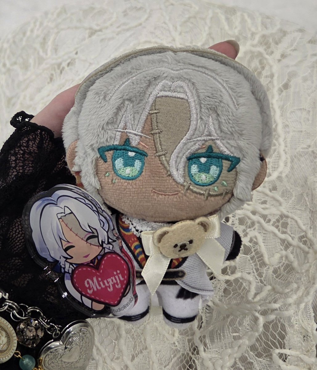 10ri2929's tweet photo. おててにつけたら誇らしげでいいね…😌 https://t.co/wb4bALwaPY