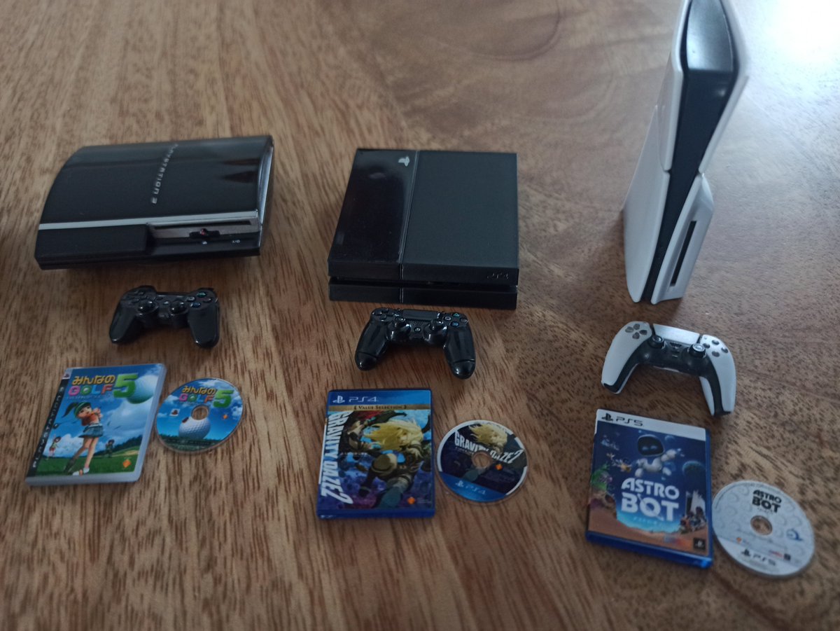 LunateaLuX's tweet photo. @PlayStation Unpacked the History Collection. If there aren't any discs anymore, it would only remain the console and controller. Feels empty and incomplete - don't you think? 
#Playstation https://t.co/NdQuA5Dgsl