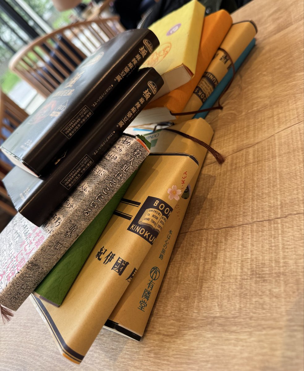 tehechann's tweet photo. 恒例の本の交換会💞
色んなジャンルが読めて最高すぎる、、 https://t.co/1InLh8bUPV