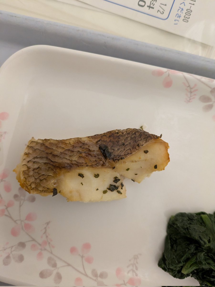 osuneko11's tweet photo. 入院してから随分時間が過ぎた。病棟看護師はほぼ覚えたが、名前がわからない奴が！名札（献立）には常に「魚の」なんとかと書いてある。魚は分かるか、絶対に名乗らない。レンズで調べたら銀鱈（メロウ？）西京焼きの時は銀鱈と名乗っていた。
＃名乗らない魚　＃病院食 https://t.co/Bqi5p8ZeCe