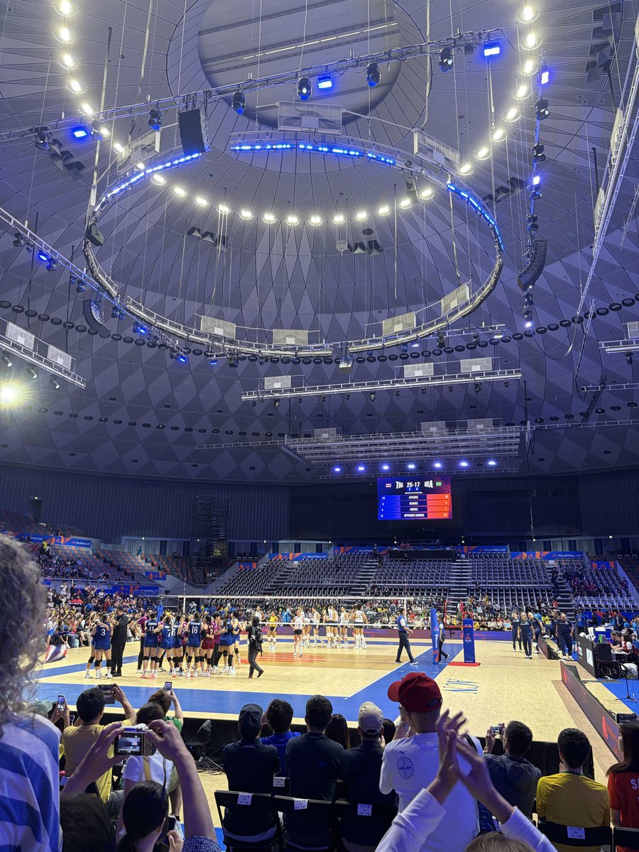 tikaaagi37's tweet photo. 急遽ブラジルとタイの試合見ることに🏐
可愛い笑顔がお出迎えしてくれて、ブラジルはこの前の日本との試合見たばかりだったから、目の前で見れて身長デカすぎてびっくり。
タイ繋ぎよくてブロックも決まっててすごかった！ https://t.co/hChb4mXFbs