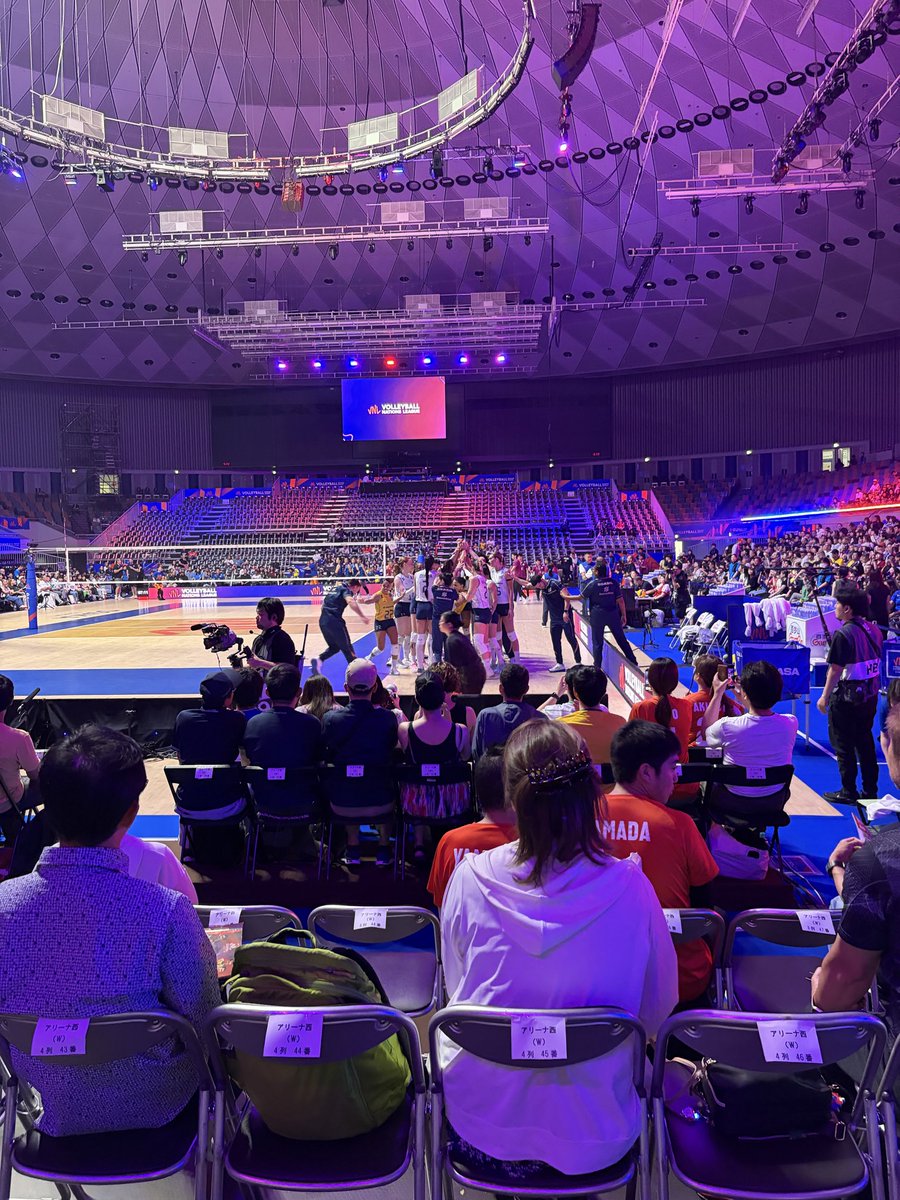 tikaaagi37's tweet photo. 急遽ブラジルとタイの試合見ることに🏐
可愛い笑顔がお出迎えしてくれて、ブラジルはこの前の日本との試合見たばかりだったから、目の前で見れて身長デカすぎてびっくり。
タイ繋ぎよくてブロックも決まっててすごかった！ https://t.co/hChb4mXFbs