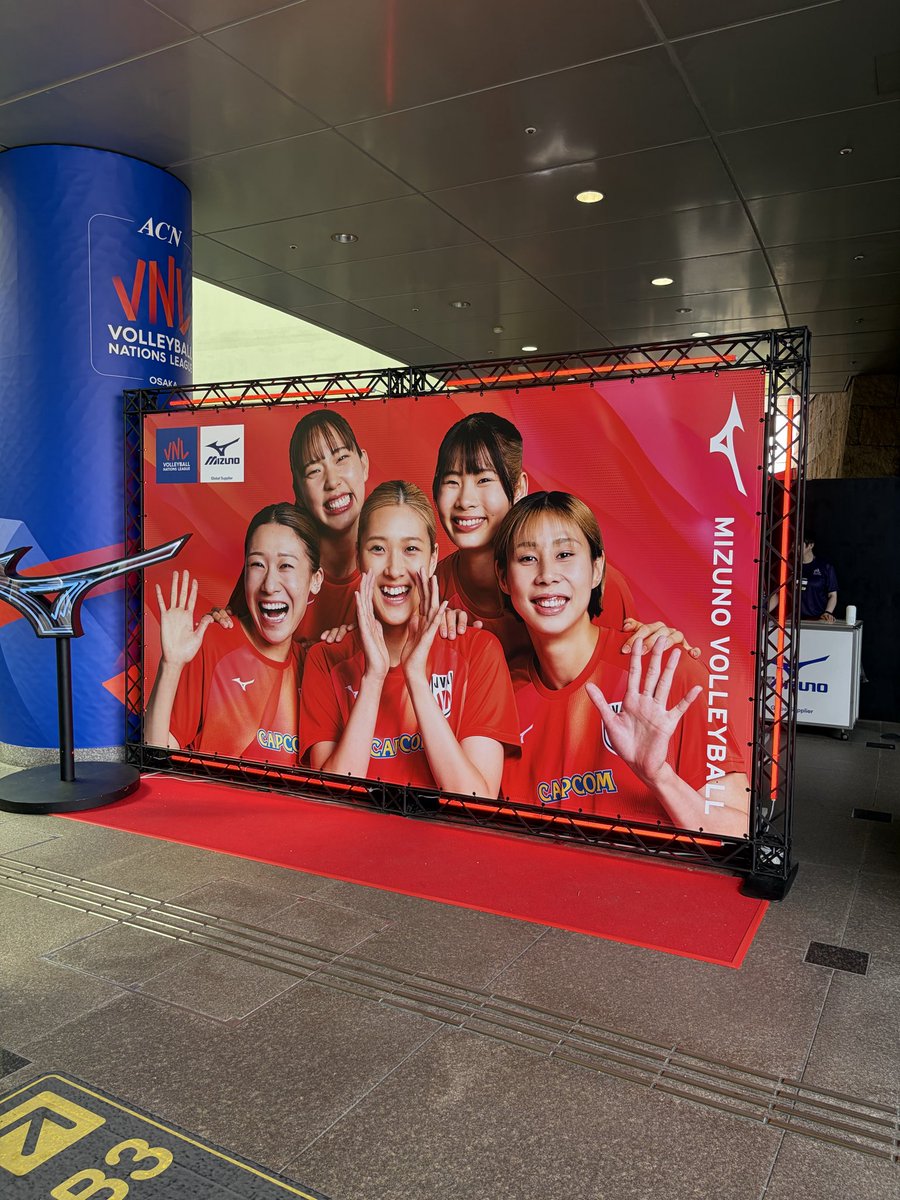 tikaaagi37's tweet photo. 急遽ブラジルとタイの試合見ることに🏐
可愛い笑顔がお出迎えしてくれて、ブラジルはこの前の日本との試合見たばかりだったから、目の前で見れて身長デカすぎてびっくり。
タイ繋ぎよくてブロックも決まっててすごかった！ https://t.co/hChb4mXFbs