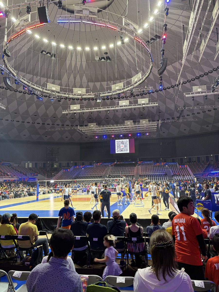 tikaaagi37's tweet photo. 急遽ブラジルとタイの試合見ることに🏐
可愛い笑顔がお出迎えしてくれて、ブラジルはこの前の日本との試合見たばかりだったから、目の前で見れて身長デカすぎてびっくり。
タイ繋ぎよくてブロックも決まっててすごかった！ https://t.co/hChb4mXFbs
