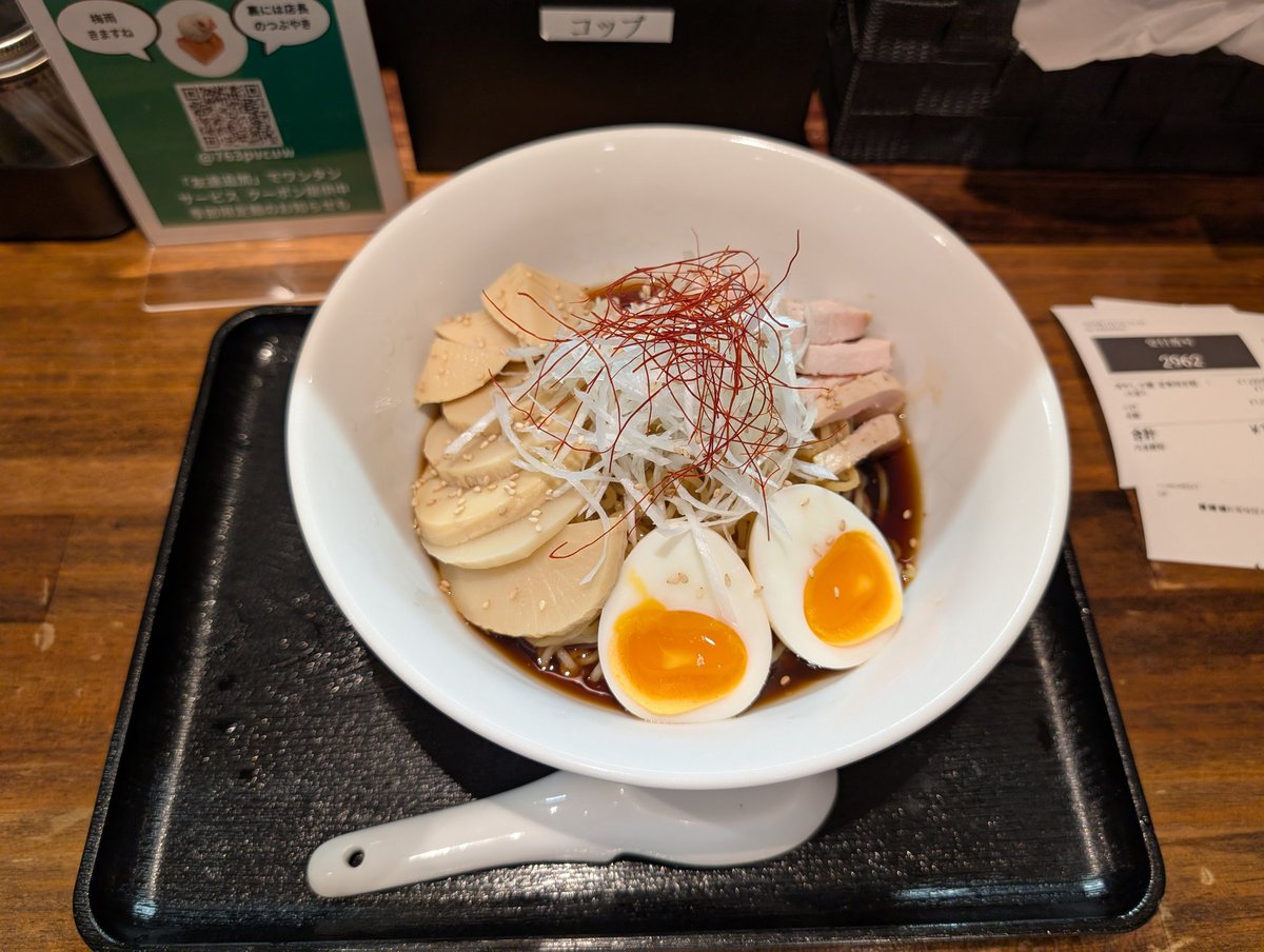 BlueOiden's tweet photo. らーめんぶん治@日野
冷やし中華醤油大盛頂きました。
黒酢を使っているのか円やかな酸味とクドくない甘さで上品な仕上がりの一杯。乾物系の旨味も詰まっており、いつまでも食べていたくなる飽きが来ないおいしさ。ご馳走様でした。 https://t.co/DG87alqpfK