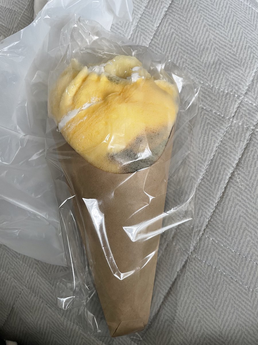 miyax27's tweet photo. 限界を超えろに行こうと誘われて2度目の来店。限定でつけ麺があったので食べてみた。ラーメンの方よりは食べやすいが油がきちい。やはり歳だね。

あと警察署の近くで昼間クレープ売ってるらしいのでチョコバナナを購入。
こんな重量を感じるクレープ初めてでした。味も美味しくてリピ確 https://t.co/vZkLoy2phx