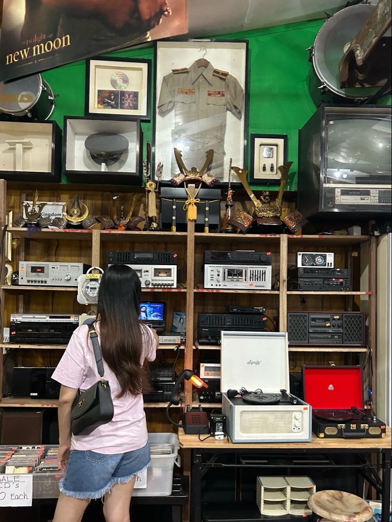 spiedlatte's tweet photo. went to this hidden vintage shop in imus and they sell a variety of classic collectibles https://t.co/WIUTnWqKIo