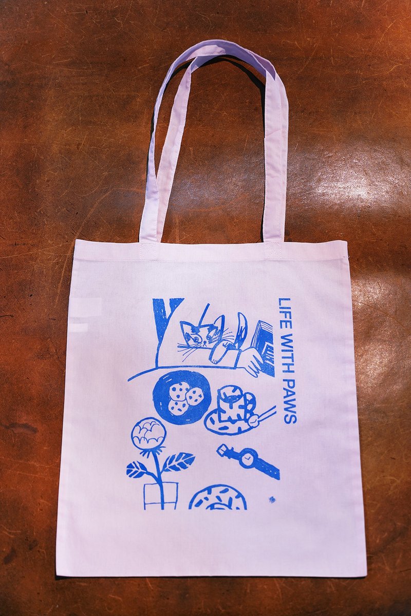 bluepool_ga's tweet photo. 本日も無事終了しました。

このあと19時からいよいよyamyamさん(@yamyamKIKAKU )の個展「LIFE WITH PAWS」のオンラインストアが始まります！（既にプレビューは出来ます）

素晴らしい原画作品と素敵なグッズの数々が並びとても賑やかです。今回はご都合がつかず会場にはいらっしゃれないという方も是非ご覧になってください！

＊来週開催予定のPAWS似顔絵イベントの予約につきましてはまだ準備中ですので、また後日お知らせいたします。

https://t.co/BcXZzjXscg