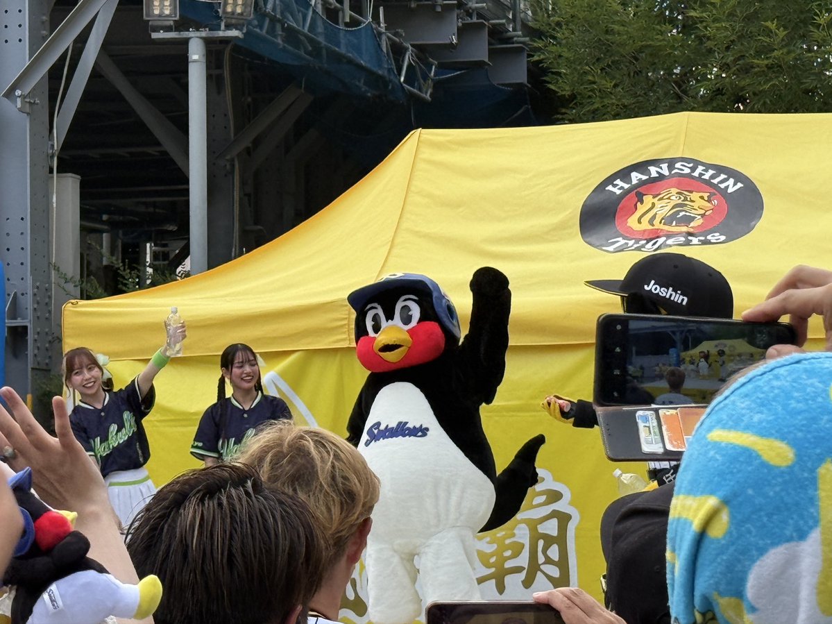 yoko729's tweet photo. 甲子園。今日のチケットは持ってないけど、つば九郎にだけ会いに行ってきた！
やっと会えたよ～🥹

「つば九郎」は長い間育ててきたスタッフさんが残してくれた、すごく大きな遺産なんだな。そのまま魂が受け継がれてるように感じた。
つばちゃん、戻ってきてくれてありがとう🥹 https://t.co/7RappawhFU