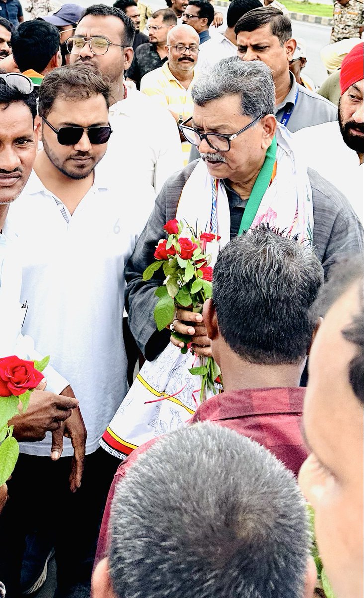 SakarkarAkshay's tweet photo. छत्तीसगढ़ प्रदेश कांग्रेस कमेटी के नेता प्रतिपक्ष श्री चरण दास महंत जी के महासमुंद प्रवास के दौरान उनका आत्मीय स्वागत एवं अभिनंदन करने का सौभाग्य प्राप्त हुआ।
💐🙏🏻 https://t.co/4pfnpnKSVe