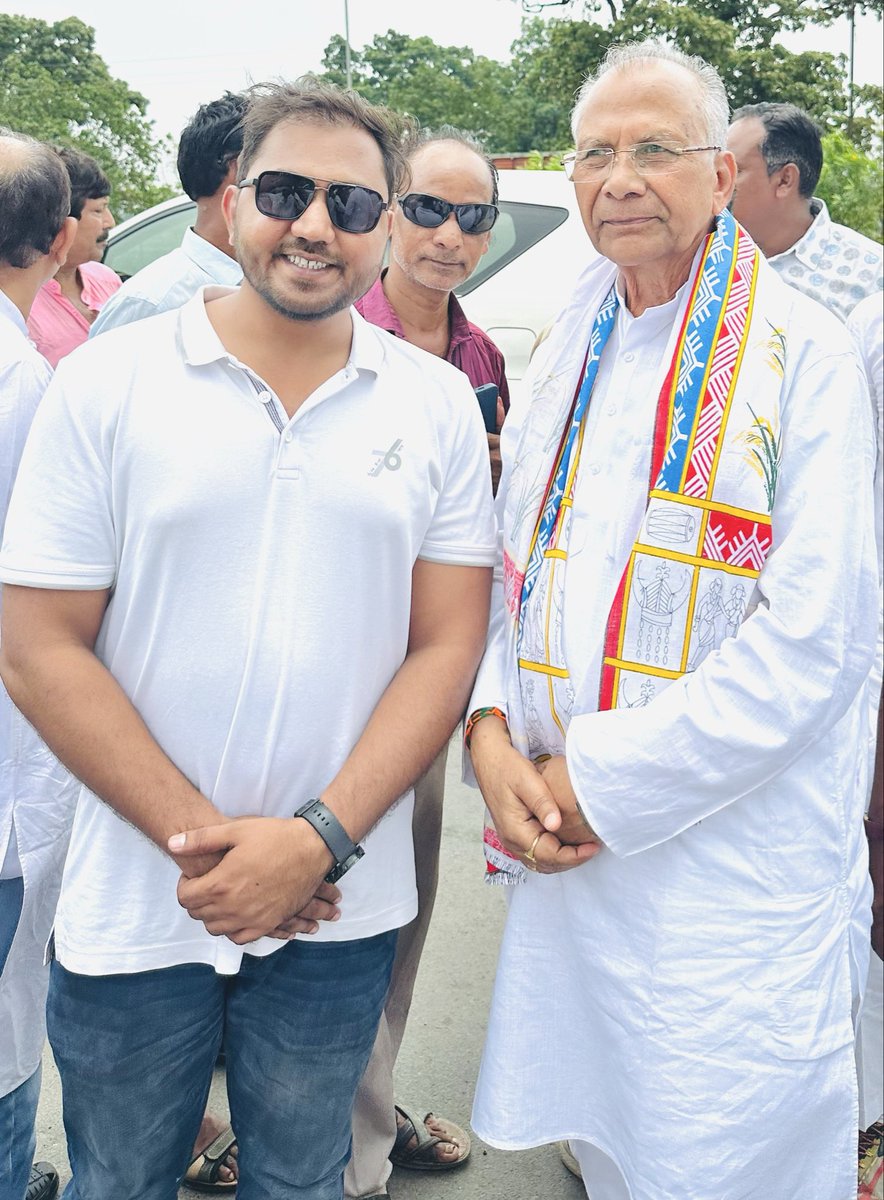 SakarkarAkshay's tweet photo. छत्तीसगढ़ प्रदेश कांग्रेस कमेटी के नेता प्रतिपक्ष श्री चरण दास महंत जी के महासमुंद प्रवास के दौरान उनका आत्मीय स्वागत एवं अभिनंदन करने का सौभाग्य प्राप्त हुआ।
💐🙏🏻 https://t.co/4pfnpnKSVe