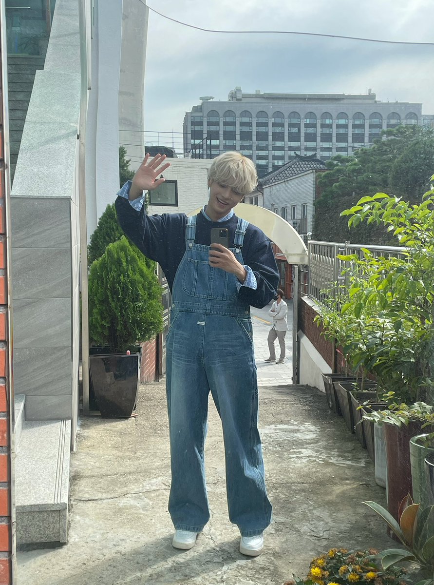 M_jihu's tweet photo. 👕👖 https://t.co/4U018jcJe8