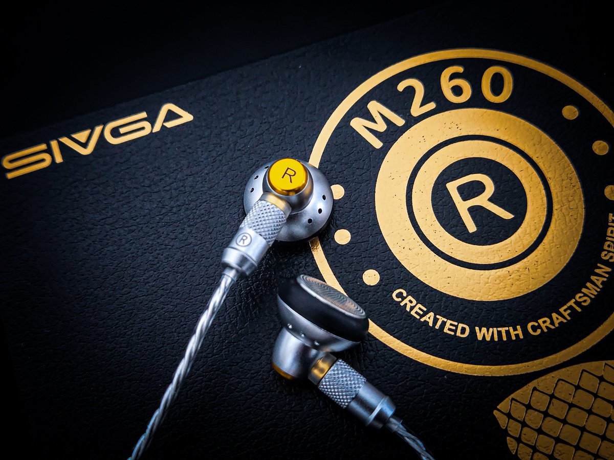 oOKindleOo's tweet photo. #PR SIVGA「M260」到着📦️✨️
提供︰@sivga_audio

金属筐体に14.2mm大口径DD、さらにMMCXリケーブル対応という、レトロな見た目に反してかなり本格的な仕様👀

ファーストインプレッションは、中低域にほどよい厚みを持たせた自然で聴き疲れしにくいサウンド。カナル型のような重低音の圧は控えめですが、耳を塞ぎすぎない開放感と軽い装着感がとても快適です😊

スポンジの有無でも音の変化が大きく、スポンジありでは低域とボーカルに厚みが加わり、よりまとまりの良い印象👍

これからじっくり聴き込み、詳しいレビューを作成していきます📝✨️
