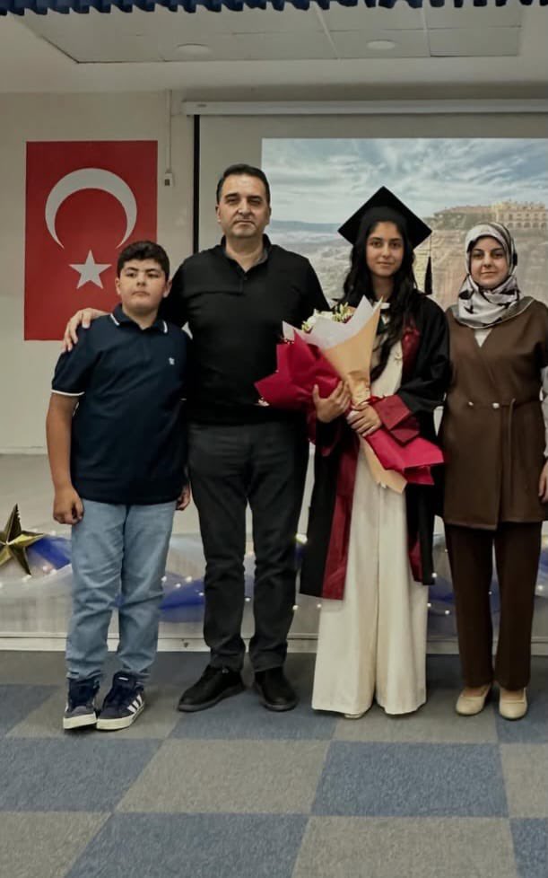 drhamzaydogdu's tweet photo. 📌Gül’ün Başarı Hikâyesi

Bu yıl şehrimizden tam üç Türkiye birincisi çıktı. Üç öğrencimiz emeklerinin karşılığını 500 tam puanla alarak şehrimizin adını zirveye taşıdı. 

Her biriyle göğsümüz kabardı, her biriyle geleceğe olan inancımız katlandı. 

İşte bu büyük başarının, şehrimizin gurur kaynağı olan üç birinciden biri de Erzincan’ın Tercan ilçesinden çıktı: Gül Çelebi. 

Gül, Bilim ve Sanat Merkezine kayıtlı bir evladımız aslında. Lakin ilçede yaşamanın getirdiği coğrafi mesafe, onun bu kapıdan içeri adım atmasına mani oldu. 

Kaydı hep dondu. Ne eğitim koçları oldu yanında ne online platformların ekranları ne de alınan özel dersler. 

Onun sermayesi; okuldaki fedakâr öğretmenlerinin iki dudağı arasından dökülen altın kıymetindeki anlatımlardı. 

Anne ve baba öğretmen. Gül, öyle büyük bir azimle, öyle derin bir adanmışlıkla sarıldı ki derslerine, odanın ışığı sabaha kadar uyanık kaldı çoğu zaman. 

Annesi, kızının bu yoğun emeği karşısında yüreği titreyerek, "Kızım yeter, sonuç önemli değil, sen kendini yorma" diyecek kadar endişelendi. 

Lakin Gül, kendi içindeki saklı cevheri uyandırmaya kararlıydı.

Sevgili evladımız Gül, kısıtlı imkânların ardına gizlenip bahane üreten modern zaman kabullerini tek bir başarıyla yerle bir etti. 

Yeter ki insan içindeki o büyük isteği uyandırsın. Çok çalışmak, samimiyetle emek vermek, hayatın önümüze koyduğu bütün kilitli kapıları tek bir hamlede açar.

Gül’ün Tercan’dan t��m Türkiye’ye verdiği mesaj, kulaklarımızda küpe, gönlümüzde rehber kalacak cinsten:

Kısıtlı imkânlarla, küçük coğrafyalarda da büyük başarılar yakalanabilir. Yeter ki kalpten isteyelim. İnanmak ve durmaksızın çalışmak, yeryüzündeki bütün engelleri birer basamağa dönüştürür.

Sevgili Gül’ü canıgönülden tebrik ediyorum. 

Önündeki bu yeni ve uzun yolda başarıların hep daim olsun, yolun da bahtın da ardına kadar açık olsun.