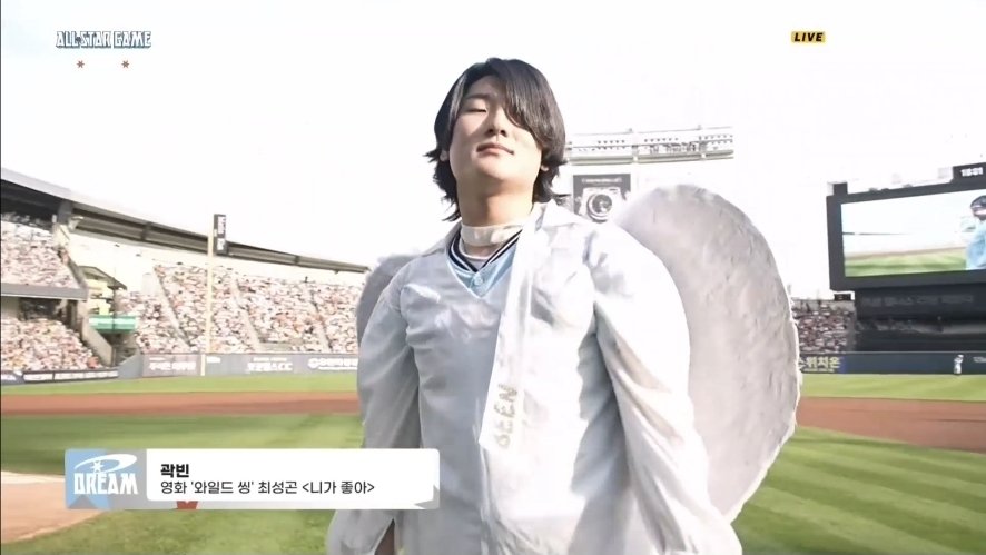 touchdownsix's tweet photo. 아니 나아까 곽빈은 데뷔첫승도 잠실이고 다승왕도 이곳에서 했다는 해설멘트 들으니까 갑자기 아련해져가지고 엄마한테 이말그대로 했는데
엄마가 화들짝 놀라면서 어머.. 빈이 꼬리지가 왜저래?해서 봤더니 빈이가 이러고있었음... https://t.co/9PDhJT6nfB