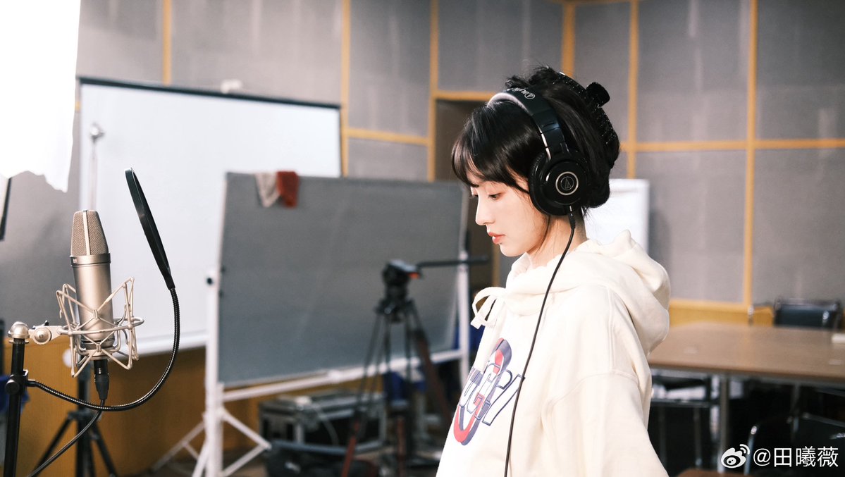 luvutianxiwei's tweet photo. Not all Chinese actors both act and use their own voice, but #TianXiwei does both. She uses her own voice in almost all of her dramas. That isn’t easy at all because it’s like she has to express the exact same emotions all over again.

🔖 She voiced Sophie Hatter in the Chinese dub of “Howl’s Moving Castle” in 2024.