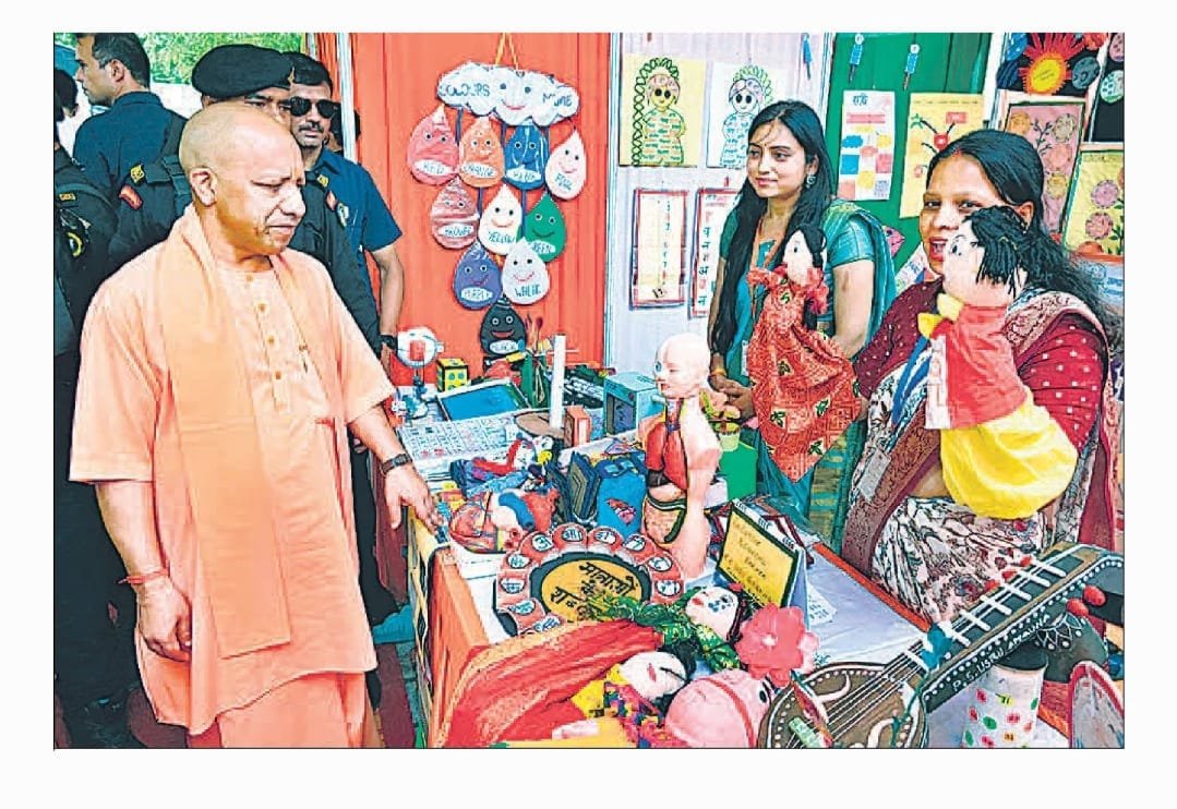 basicshiksha_up's tweet photo. माननीय मुख्यमंत्री श्री @myogiadityanath जी ने अयोध्या के ब्लॉक सोहावल में बेसिक शिक्षा विभाग द्वारा लगाए गए  स्टॉल का अवलोकन किया। 

जहां प्राथमिक विद्यालय विट्ठलपुर मसौधा की प्रधानाध्यापिका अंजू वर्मा ने बच्चों को पपेट के जरिए कैसे कविता औ�� कहानियां सुनाई और सिखाई जाती है, उसका मंचन सीएम के सामने किया। इस मौके पर शिक्षिका पूजा मौर्या भी मौजूद रही।

#SchoolChaloAbhiyanUP #SchoolEducation #SamagraShiksha #BasicEducationUP #BasicShikshaUP