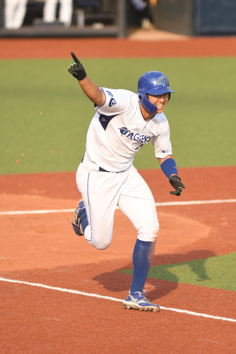 hashitohon's tweet photo. エイジェック、延長十回タイブレークでのサヨナラ勝ちを決め、2年ぶり3回目の本大会出場をおめでとうございます！
これは本当の恋だ。村上城西大の恋田君（城西大）が4番と聞いて観てきた。都市対抗を決めるサヨナラタイムリー。その勝負強さを本選でも。 浦本くん（杏林大）もよき。東京Dで暴れよう。 https://t.co/6Peyg0bfy4