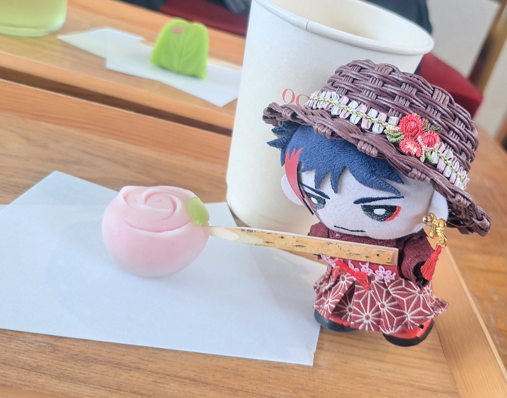cosphotography1's tweet photo. 始「よいしょ、よいしょ…
　　朕の分を取り分けるのだ！」

#終ワルさんぽ https://t.co/mU8eJc4VOf