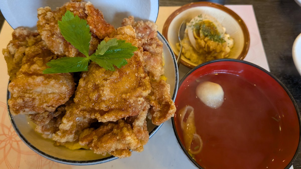 2002Iex's tweet photo. 唐揚げとじない親子丼(特盛)~8個~卵増量 @ #厚切りとじないカツ丼 #六かつ(#相模原)

今日は六かつさんへとじないかつ丼(上)を食べに行ってきたが売切れだった🥲ので唐揚げ‼コレも好きだけどね。次回こそ上かつ丼でw‼ https://t.co/kh6uf6ELIE