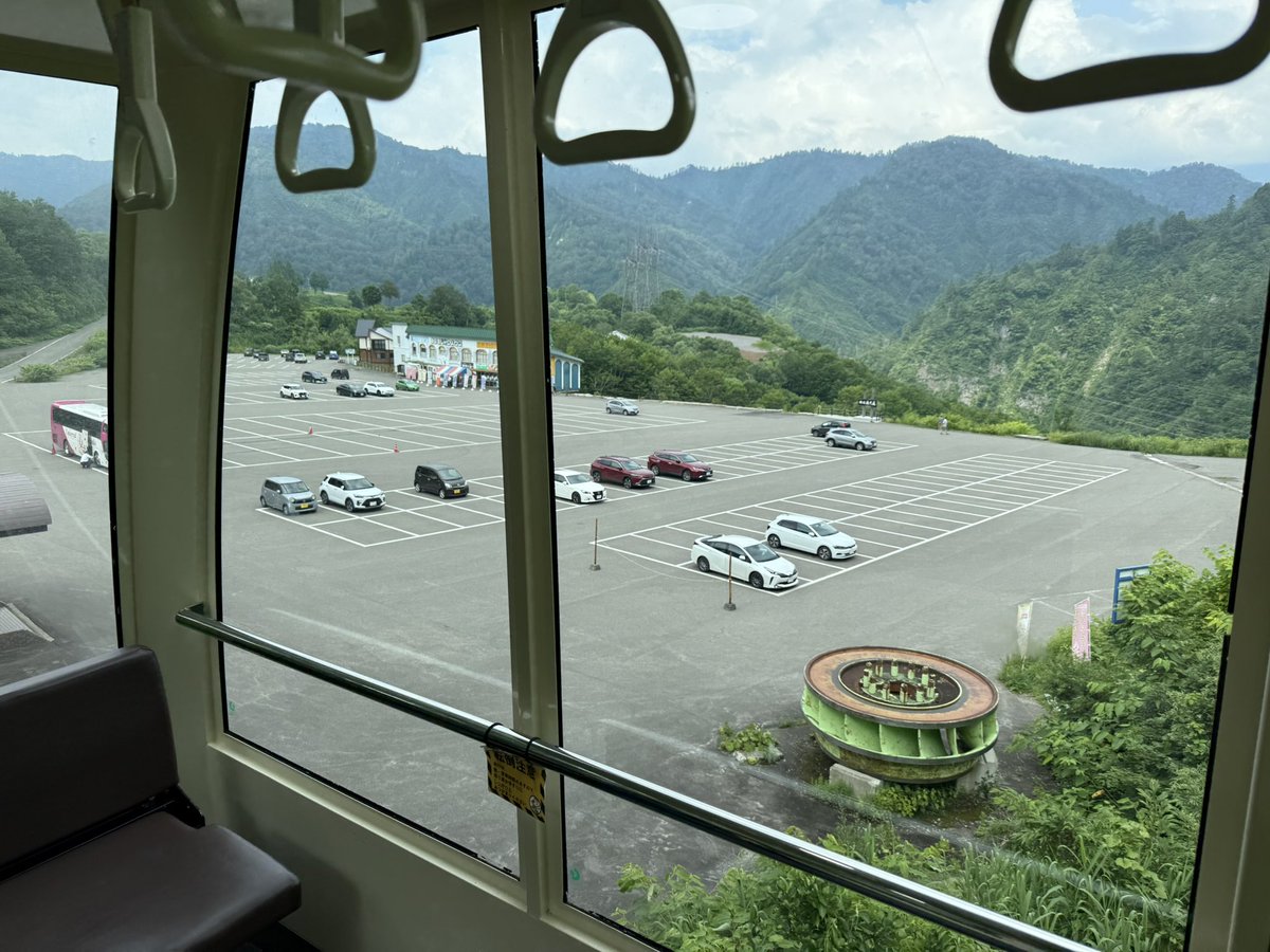 cbnsrfr's tweet photo. 奥只見シルバーライン。
2輪車通行禁止なのに「ライダー&amp;サイクル割」ののぼりが…
銀山平への交差点付近はトンネル内なのに濃霧がすごかった。 https://t.co/2t4xPon28z