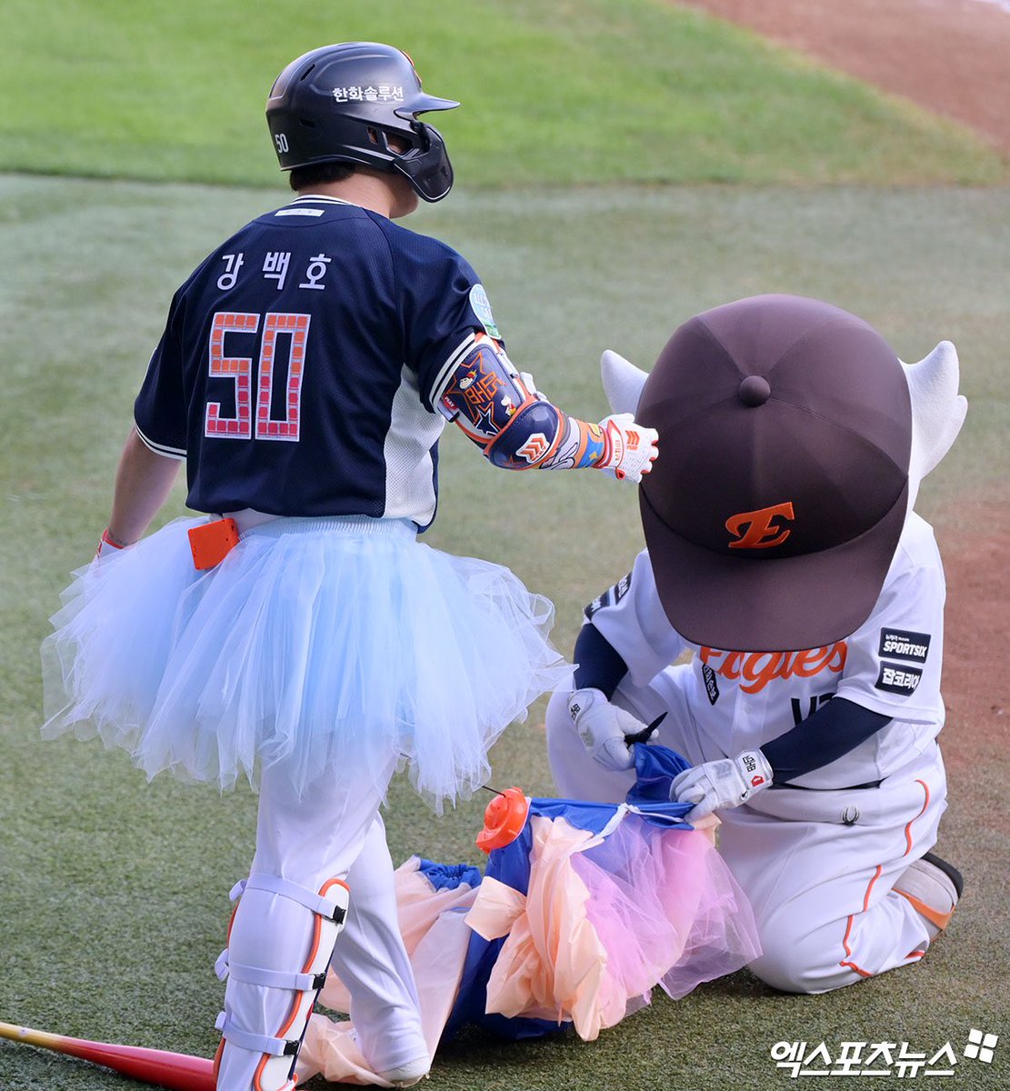 hanwhavictory2's tweet photo. 강백호 ‘끝나지 않은 발레 패션’[포토] (출처 : 네이버 스포츠) https://t.co/oUCMgvBVfG https://t.co/Jf2KfI8zZJ