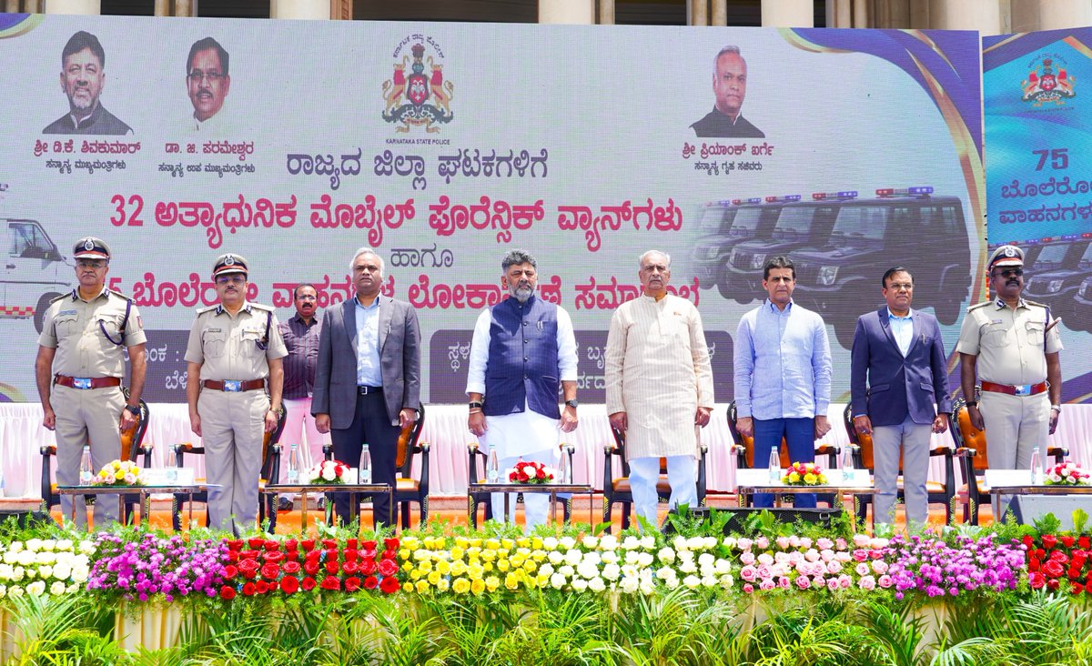 ArshadRizwan's tweet photo. Today, at a ceremony organized by the Karnataka State Police Department on the eastern steps of Vidhana Soudha, I joined Hon’ble Chief Minister Shri @DKShivakumar and Hon’ble Home Minister Shri @PriyankKharge in inaugurating 32 state-of-the-art mobile forensic vehicles and 75 Bolero vehicles to strengthen the operational capabilities of district police units across the state.

Director General and Inspector General of Police (DG & IGP) Shri M.A. Saleem and other senior officers of the Police Department were present on the occasion.

ಕರ್ನಾಟಕ ರಾಜ್ಯ ಪೊಲೀಸ್ ಇಲಾಖೆಯು ಇಂದು ವಿಧಾನಸೌಧದ ಪೂರ್ವದ್ವಾರದ ಮೆಟ್ಟಿಲುಗಳ ಮೇಲೆ ಆಯೋಜಿಸಿದ್ದ ಸಮಾರಂಭದಲ್ಲಿ, ಸನ್ಮಾನ್ಯ ಮುಖ್ಯಮಂತ್ರಿಗಳಾದ ಶ್ರೀ ಡಿ.ಕೆ. ಶಿವಕುಮಾರ್ ಹಾಗೂ ಸನ್ಮಾನ್ಯ ಗೃಹ ಸಚಿವರಾದ ಶ್ರೀ ಪ್ರಿಯಾಂಕ್ ಖರ್ಗೆ ಅವರೊಂದಿಗೆ ರಾಜ್ಯದ ಜಿಲ್ಲಾ ಪೊಲೀಸ್ ಘಟಕಗಳ ಕಾರ್ಯಕ್ಷಮತೆಯನ್ನು ಮತ್ತಷ್ಟು ಬಲಪಡಿಸುವ ಉದ್ದೇಶದಿಂದ 32 ಅತ್ಯಾಧುನಿಕ ಮೊಬೈಲ್ ಫೊರೆನ್ಸಿಕ್ ವಾಹನಗಳು ಹಾಗೂ 75 ಬೊಲೆರೋ ವಾಹನಗಳನ್ನು ಲೋಕಾರ್ಪಣೆಗೊಳಿಸಿದೆ.

ಪೊಲೀಸ್ ಮಹಾನಿರ್ದೇಶಕರು ಮತ್ತು ಪೊಲೀಸ್ ಮಹಾನಿರೀಕ್ಷಕರಾದ (DG & IGP) ಶ್ರೀ ಎಂ.ಎ. ಸಲೀಂ ಹಾಗೂ ಪೊಲೀಸ್ ಇಲಾಖೆಯ ಹಿರಿಯ ಅಧಿಕಾರಿಗಳು ಉಪಸ್ಥಿತರಿದ್ದರು.

#Police #Karnataka #chiefminister 
@KarnatakaVarthe
