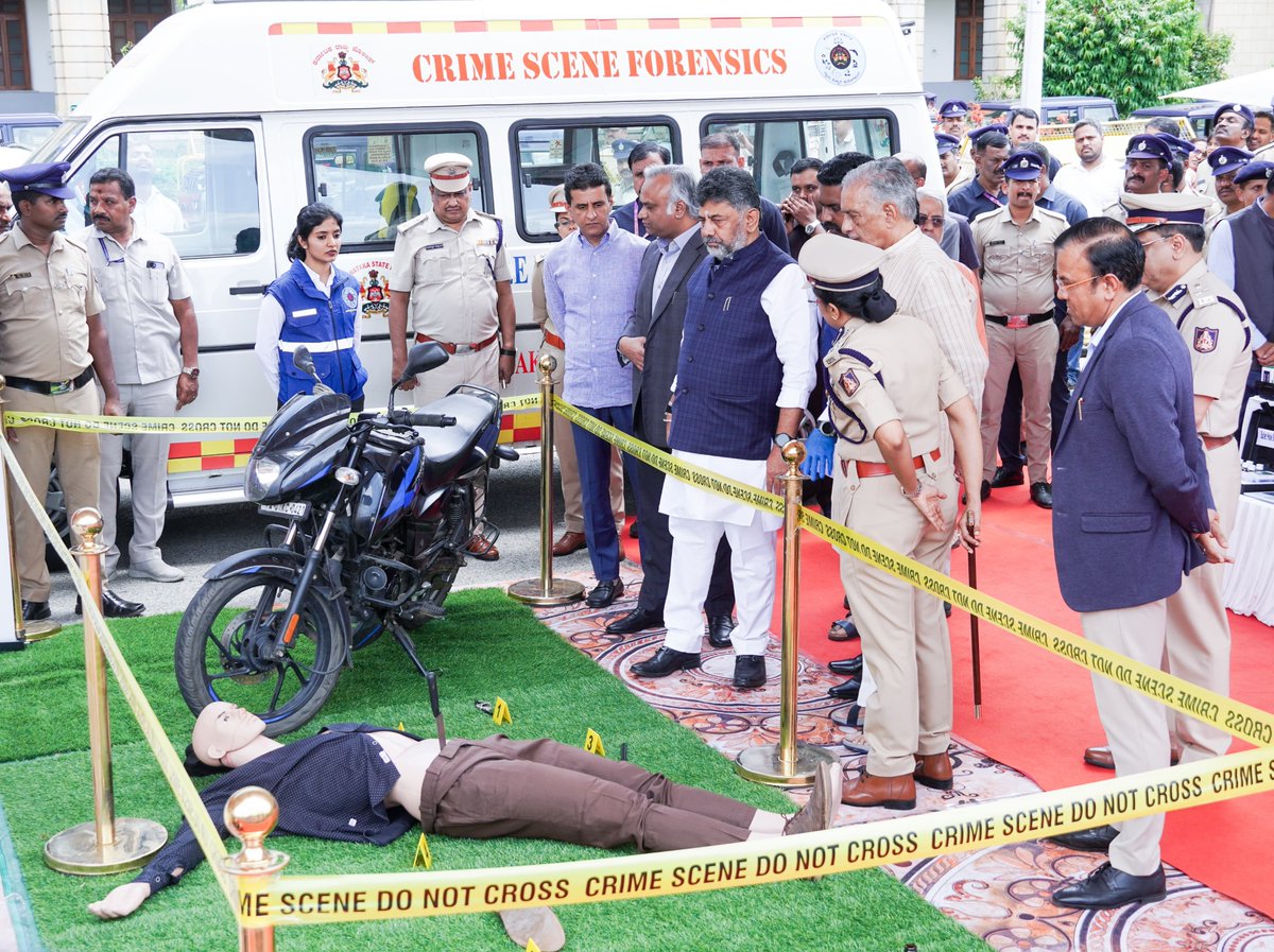 ArshadRizwan's tweet photo. Today, at a ceremony organized by the Karnataka State Police Department on the eastern steps of Vidhana Soudha, I joined Hon’ble Chief Minister Shri @DKShivakumar and Hon’ble Home Minister Shri @PriyankKharge in inaugurating 32 state-of-the-art mobile forensic vehicles and 75 Bolero vehicles to strengthen the operational capabilities of district police units across the state.

Director General and Inspector General of Police (DG & IGP) Shri M.A. Saleem and other senior officers of the Police Department were present on the occasion.

ಕರ್ನಾಟಕ ರಾಜ್ಯ ಪೊಲೀಸ್ ಇಲಾಖೆಯು ಇಂದು ವಿಧಾನಸೌಧದ ಪೂರ್ವದ್ವಾರದ ಮೆಟ್ಟಿಲುಗಳ ಮೇಲೆ ಆಯೋಜಿಸಿದ್ದ ಸಮಾರಂಭದಲ್ಲಿ, ಸನ್ಮಾನ್ಯ ಮುಖ್ಯಮಂತ್ರಿಗಳಾದ ಶ್ರೀ ಡಿ.ಕೆ. ಶಿವಕುಮಾರ್ ಹಾಗೂ ಸನ್ಮಾನ್ಯ ಗೃಹ ಸಚಿವರಾದ ಶ್ರೀ ಪ್ರಿಯಾಂಕ್ ಖರ್ಗೆ ಅವರೊಂದಿಗೆ ರಾಜ್ಯದ ಜಿಲ್ಲಾ ಪೊಲೀಸ್ ಘಟಕಗಳ ಕಾರ್ಯಕ್ಷಮತೆಯನ್ನು ಮತ್ತಷ್ಟು ಬಲಪಡಿಸುವ ಉದ್ದೇಶದಿಂದ 32 ಅತ್ಯಾಧುನಿಕ ಮೊಬೈಲ್ ಫೊರೆನ್ಸಿಕ್ ವಾಹನಗಳು ಹಾಗೂ 75 ಬೊಲೆರೋ ವಾಹನಗಳನ್ನು ಲೋಕಾರ್ಪಣೆಗೊಳಿಸಿದೆ.

ಪೊಲೀಸ್ ಮಹಾನಿರ್ದೇಶಕರು ಮತ್ತು ಪೊಲೀಸ್ ಮಹಾನಿರೀಕ್ಷಕರಾದ (DG & IGP) ಶ್ರೀ ಎಂ.ಎ. ಸಲೀಂ ಹಾಗೂ ಪೊಲೀಸ್ ಇಲಾಖೆಯ ಹಿರಿಯ ಅಧಿಕಾರಿಗಳು ಉಪಸ್ಥಿತರಿದ್ದರು.

#Police #Karnataka #chiefminister 
@KarnatakaVarthe