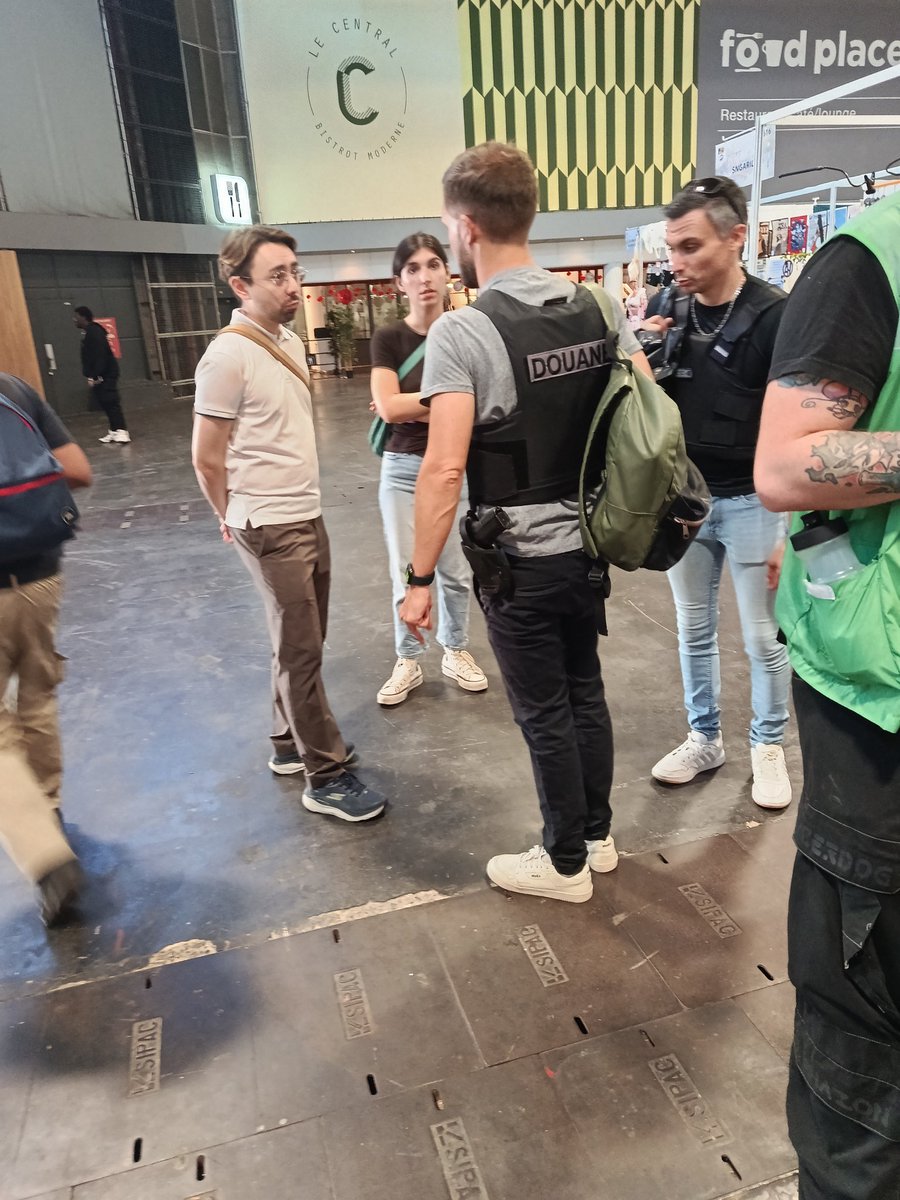 AntonelliniSara's tweet photo. 🚨ATTENTION JAPAN EXPO ARTISTS🚨

Customs officers are discarding any fan art or tribute material related to any fandom. You may also be liable for a fine of 200€.

@japanexpo staff and security are unable to intervene. https://t.co/k0kSQzlUAo