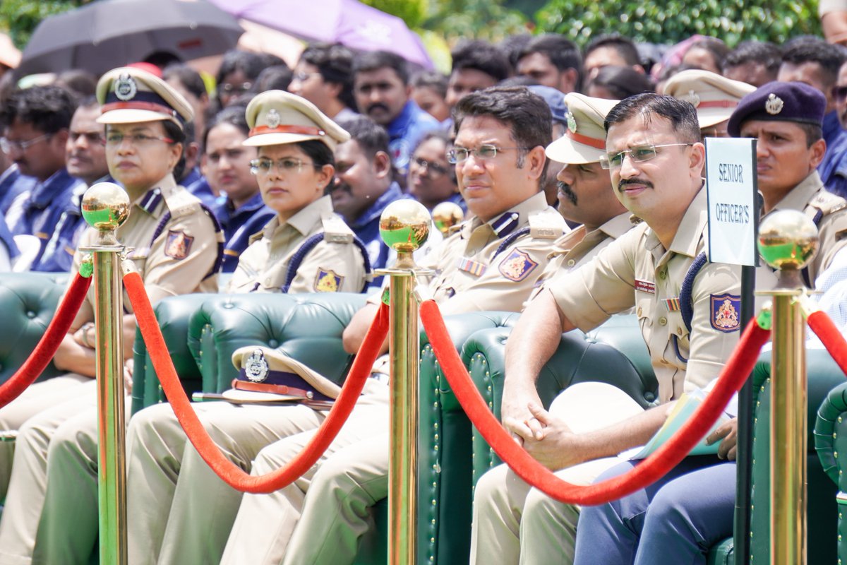 ArshadRizwan's tweet photo. Today, at a ceremony organized by the Karnataka State Police Department on the eastern steps of Vidhana Soudha, I joined Hon’ble Chief Minister Shri @DKShivakumar and Hon’ble Home Minister Shri @PriyankKharge in inaugurating 32 state-of-the-art mobile forensic vehicles and 75 Bolero vehicles to strengthen the operational capabilities of district police units across the state.

Director General and Inspector General of Police (DG & IGP) Shri M.A. Saleem and other senior officers of the Police Department were present on the occasion.

ಕರ್ನಾಟಕ ರಾಜ್ಯ ಪೊಲೀಸ್ ಇಲಾಖೆಯು ಇಂದು ವಿಧಾನಸೌಧದ ಪೂರ್ವದ್ವಾರದ ಮೆಟ್ಟಿಲುಗಳ ಮೇಲೆ ಆಯೋಜಿಸಿದ್ದ ಸಮಾರಂಭದಲ್ಲಿ, ಸನ್ಮಾನ್ಯ ಮುಖ್ಯಮಂತ್ರಿಗಳಾದ ಶ್ರೀ ಡಿ.ಕೆ. ಶಿವಕುಮಾರ್ ಹಾಗೂ ಸನ್ಮಾನ್ಯ ಗೃಹ ಸಚಿವರಾದ ಶ್ರೀ ಪ್ರಿಯಾಂಕ್ ಖರ್ಗೆ ಅವರೊಂದಿಗೆ ರಾಜ್ಯದ ಜಿಲ್ಲಾ ಪೊಲೀಸ್ ಘಟಕಗಳ ಕಾರ್ಯಕ್ಷಮತೆಯನ್ನು ಮತ್ತಷ್ಟು ಬಲಪಡಿಸುವ ಉದ್ದೇಶದಿಂದ 32 ಅತ್ಯಾಧುನಿಕ ಮೊಬೈಲ್ ಫೊರೆನ್ಸಿಕ್ ವಾಹನಗಳು ಹಾಗೂ 75 ಬೊಲೆರೋ ವಾಹನಗಳನ್ನು ಲೋಕಾರ್ಪಣೆಗೊಳಿಸಿದೆ.

ಪೊಲೀಸ್ ಮಹಾನಿರ್ದೇಶಕರು ಮತ್ತು ಪೊಲೀಸ್ ಮಹಾನಿರೀಕ್ಷಕರಾದ (DG & IGP) ಶ್ರೀ ಎಂ.ಎ. ಸಲೀಂ ಹಾಗೂ ಪೊಲೀಸ್ ಇಲಾಖೆಯ ಹಿರಿಯ ಅಧಿಕಾರಿಗಳು ಉಪಸ್ಥಿತರಿದ್ದರು.

#Police #Karnataka #chiefminister 
@KarnatakaVarthe