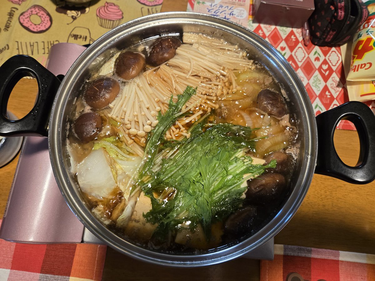 621019Takuya's tweet photo. 今日の晩飯はすき焼き🍲 https://t.co/j71NJ53uaF