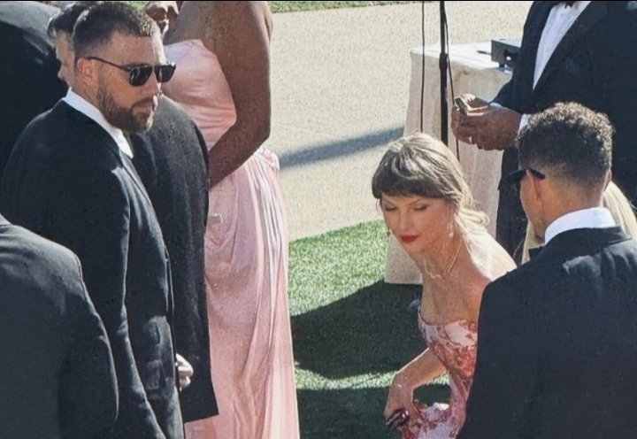 SwiftiesHQs's tweet photo. DAMN THEY LOOK SO GOOD🫠🫠🫠 i know it's been hours already but this is the highest quality pic i've seen from today https://t.co/uihfziNNL5