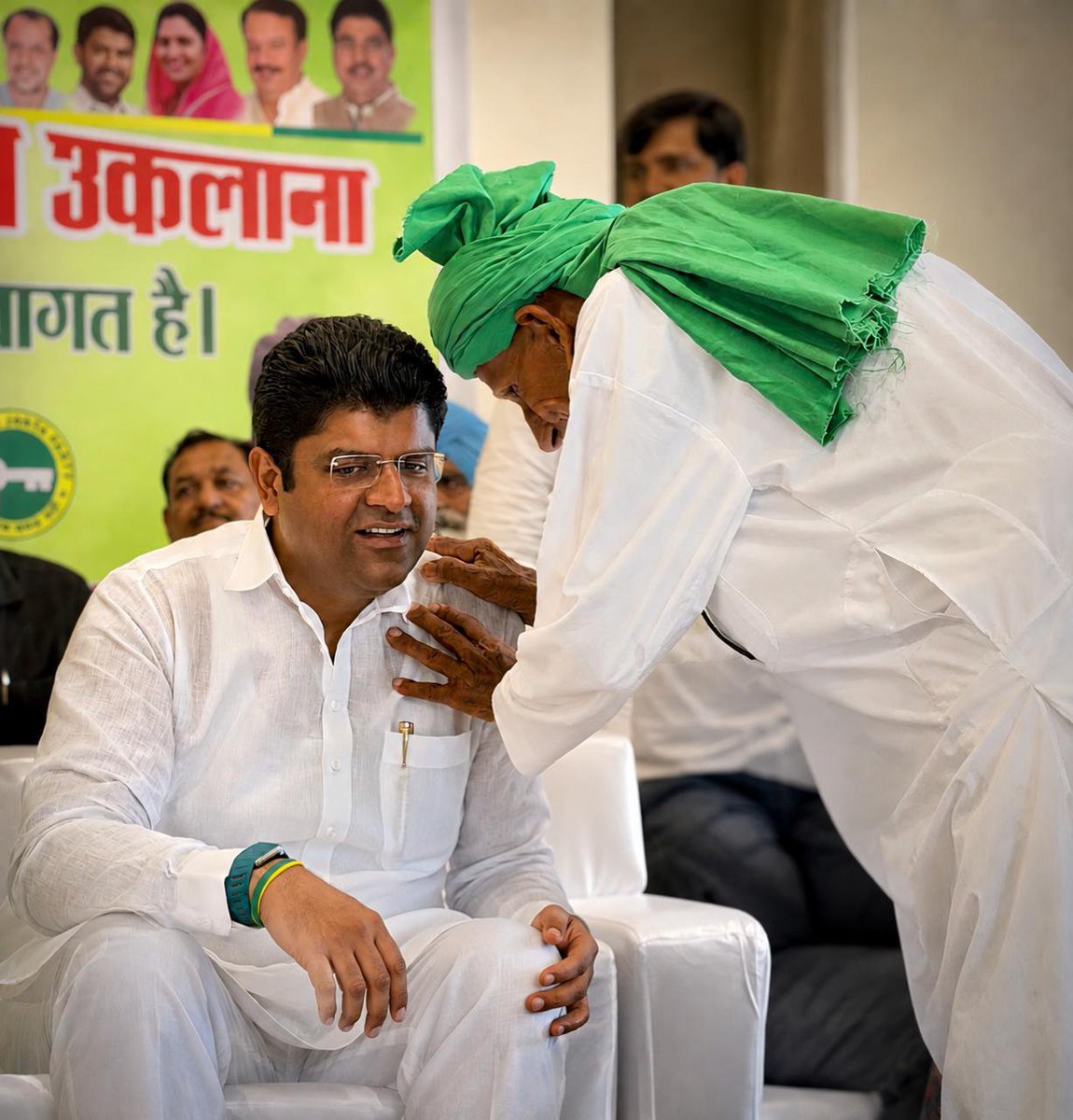 harduttjangra's tweet photo. #उकलाना मे BLA-2 की मीटिंग लेने पहुंचे हरियाणा के पूर्व उपमुख्यमंत्री श्री @Dchautala , हल्का के नेताओ व कार्यकर्ता साथियो ने किया जोरदार स्वागत, श्री दुष्यंत चौटाला ने हल्का के कार्यकर्ताओ की मीटिंग को किया संबोधित...।

@JJPofficial @jjpharyana @DVJChautala #jjp https://t.co/BnZjWTrQkO