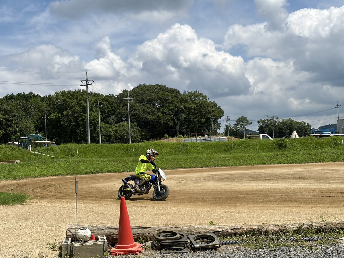 oomi952's tweet photo. やっぱり、バイクを滑らすのは楽しい😆

捻挫を忘れて楽しんでしまった。
大丈夫であってくれ😅
差し入れでアイスをいただいた🍨
お土産にきゅうりとピーマンも頂いた☺️
いつも感謝しかない✌️

#マックファーム 
#フラットトラック https://t.co/3XL2Avlq3m