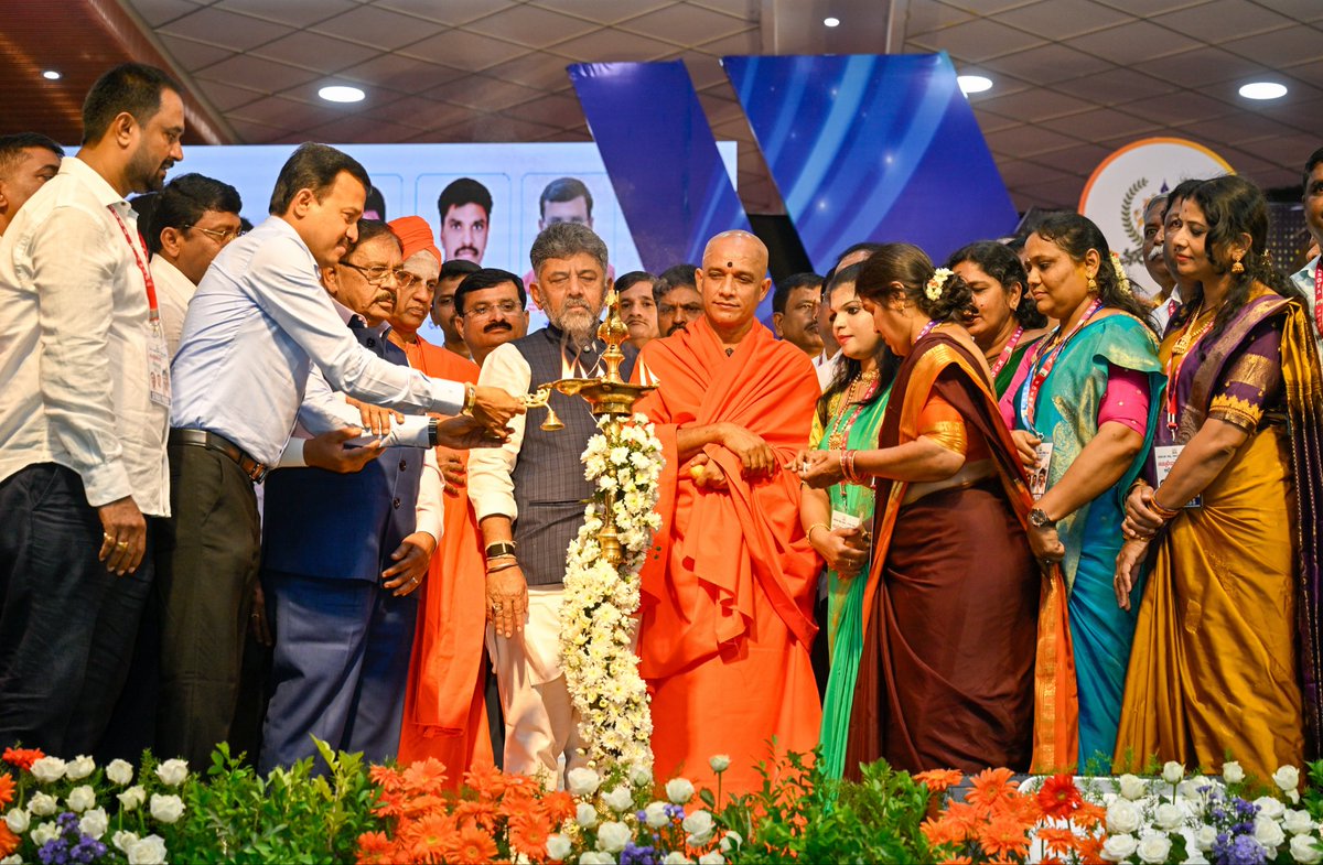 CMofKarnataka's tweet photo. ಕರ್ನಾಟಕ ರಾಜ್ಯ ಸರ್ಕಾರಿ ನೌಕರರ ಸಂಘದ ವತಿಯಿಂದ ಅರಮನೆ ಮೈದಾನದಲ್ಲಿ ಇಂದು ನಡೆದ 'ನಮ್ಮಭಿಮಾನದ ಅಭಿನಂದನಾ ಸಮಾರಂಭ'ದಲ್ಲಿ ಮುಖ್ಯಮಂತ್ರಿ ಶ್ರೀ @DKShivakumar ಅವರು ಭಾಗವಹಿಸಿದರು.

ಈ ಸಂದರ್ಭದಲ್ಲಿ ಆದಿ ಚುಂಚನಗಿರಿ ಮಹಾಸಂಸ್ಥಾನದ ಶ್ರೀ ನಿರ್ಮಲಾನಂದನಾಥ ಸ್ವಾಮೀಜಿ, ಸಿದ್ದಗಂಗಾ ಮಠದ ಶ್ರೀ ಸಿದ್ದಲಿಂಗ ಸ್ವಾಮೀಜಿ, ಉಪಮುಖ್ಯಮಂತ್ರಿಗಳಾದ ಡಾ. ಜಿ. ಪರಮೇಶ್ವರ, ಕರ್ನಾಟಕ ರಾಜ್ಯ ಸರ್ಕಾರಿ ನೌಕರರ ಸಂಘದ ಅಧ್ಯಕ್ಷ ಸಿ.ಎಸ್. ಷಡಾಕ್ಷರಿ, ಎಲ್. ಬೈರಪ್ಪ, ರಮೇಶ್ ಸಂಗಾ, ಅಮೃತ್ ರಾಜ್, ಬಸವರಾಜು ಮತ್ತಿತರರು ಉಪಸ್ಥಿತರಿದ್ದರು.